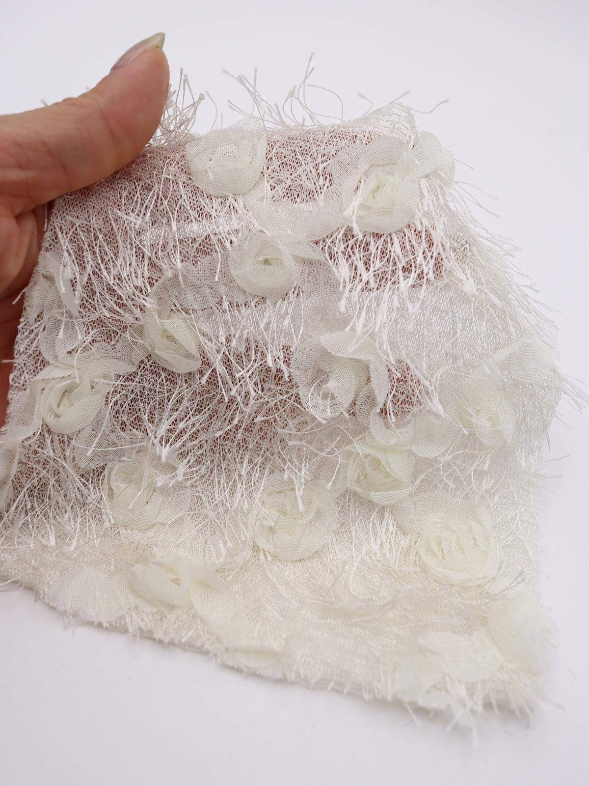 ローズモチーフクロス刺繍＆艶細シャギーニット生地｜【生地幅】約127センチ 【混率】ポリエステル100%｜ドッグウェア・KIDSウエア・トップス・スカート・冬雑貨向け｜26AW-420