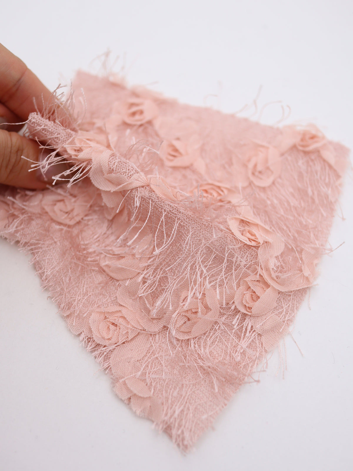 ローズモチーフクロス刺繍＆艶細シャギーニット生地｜【生地幅】約127センチ 【混率】ポリエステル100%｜ドッグウェア・KIDSウエア・トップス・スカート・冬雑貨向け｜26AW-420
