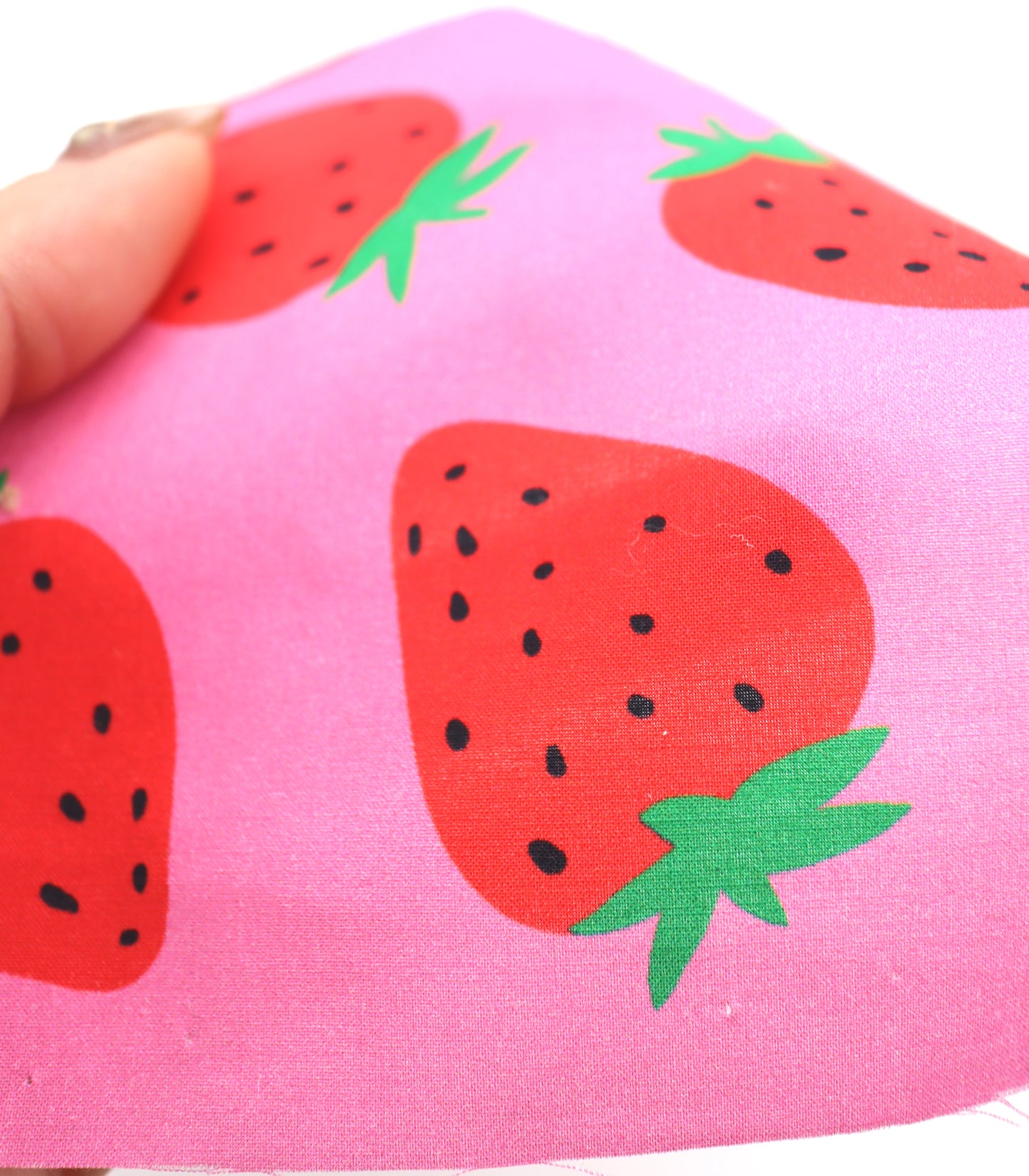 【25SS-242】イチゴプリント綿ローン　/0.5ｙあたり = ～715円