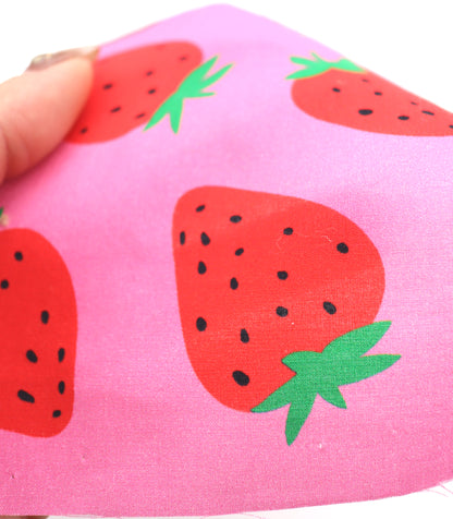 【25SS-242】イチゴプリント綿ローン　/0.5ｙあたり = ～715円