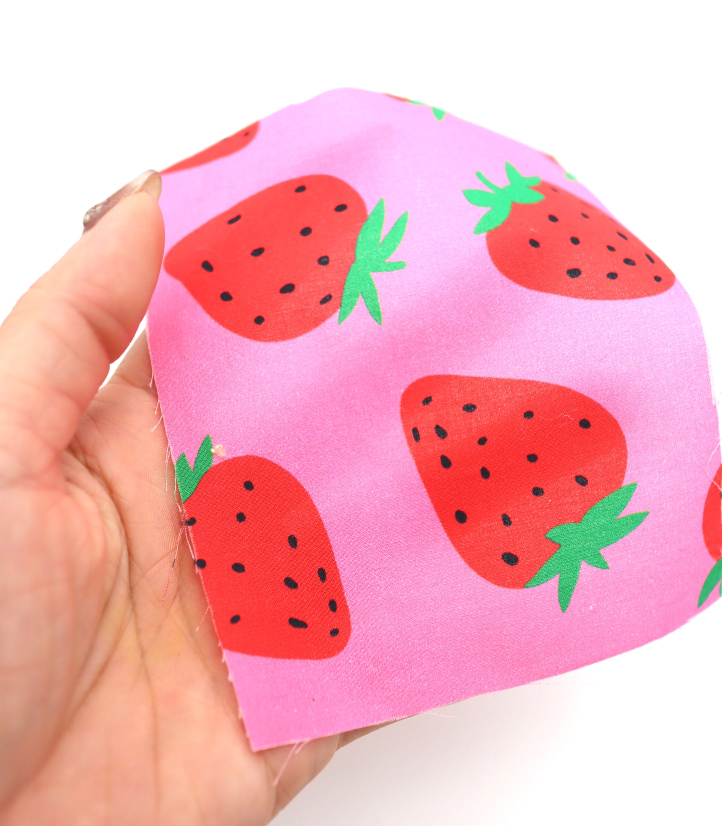 【25SS-242】イチゴプリント綿ローン　/0.5ｙあたり = ～715円