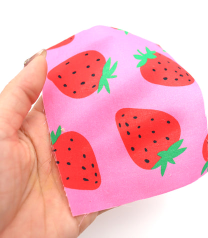 【25SS-242】イチゴプリント綿ローン　/0.5ｙあたり = ～715円