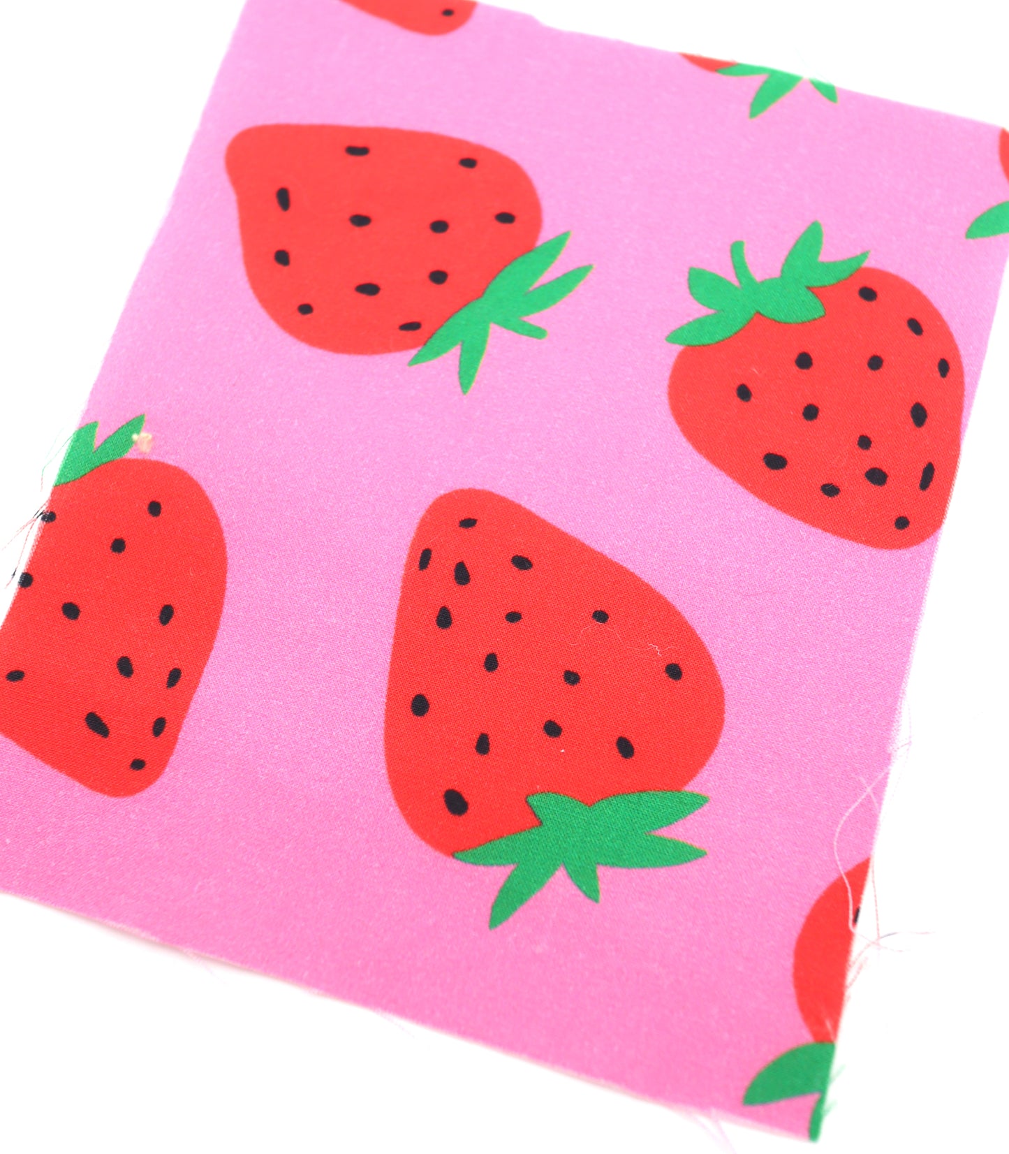 【25SS-242】イチゴプリント綿ローン　/0.5ｙあたり = ～715円