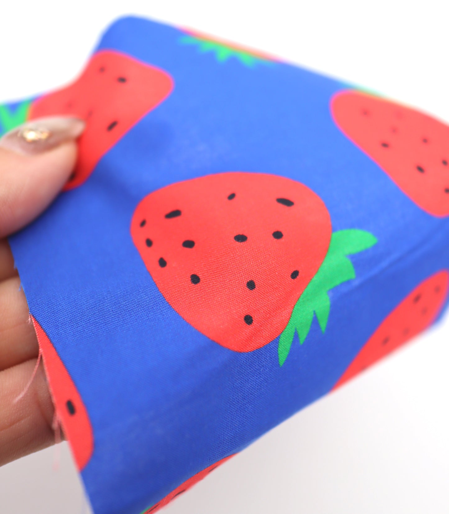 【25SS-242】イチゴプリント綿ローン　/0.5ｙあたり = ～715円