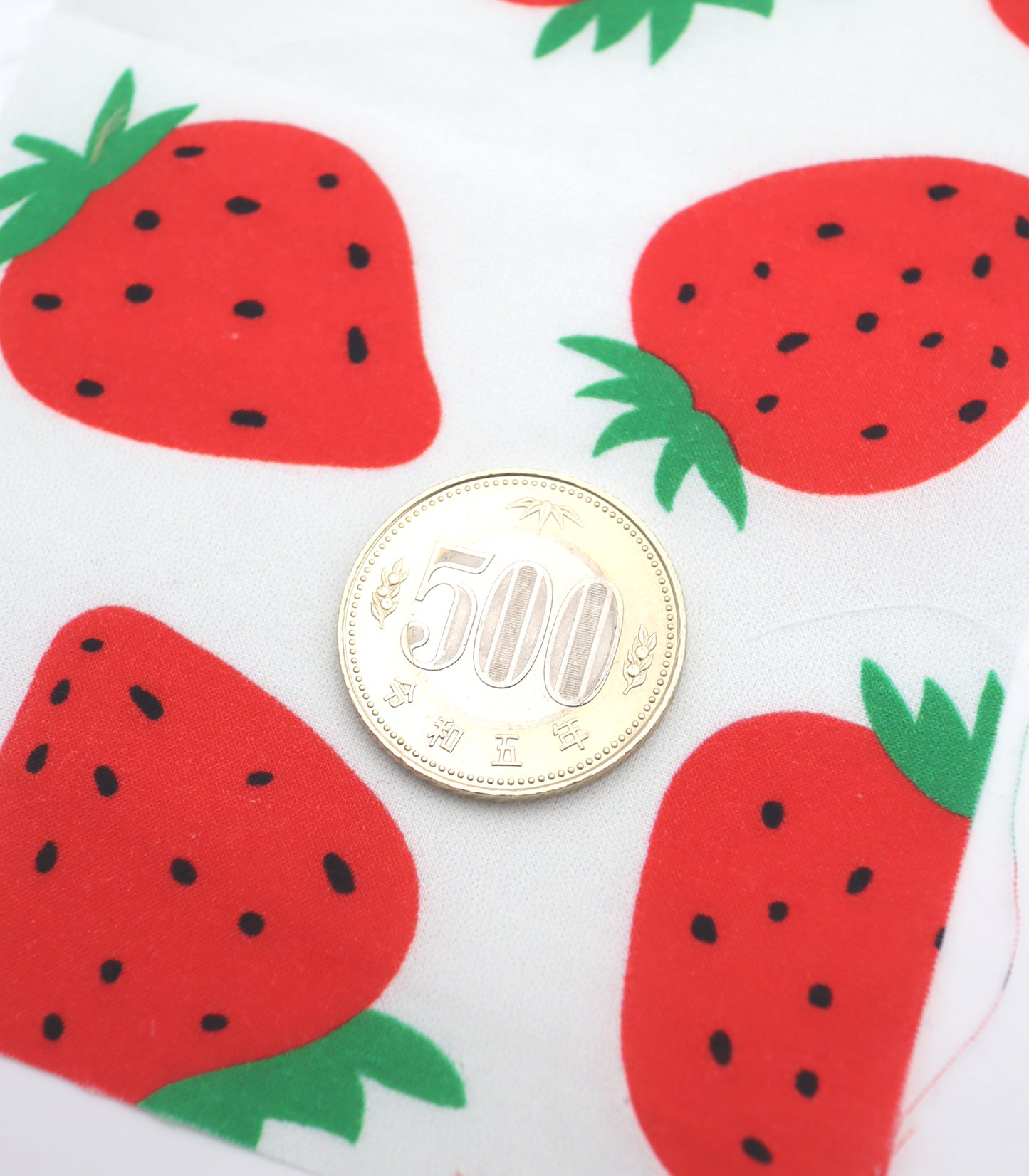 【25SS-242】イチゴプリント綿ローン　/0.5ｙあたり = ～715円