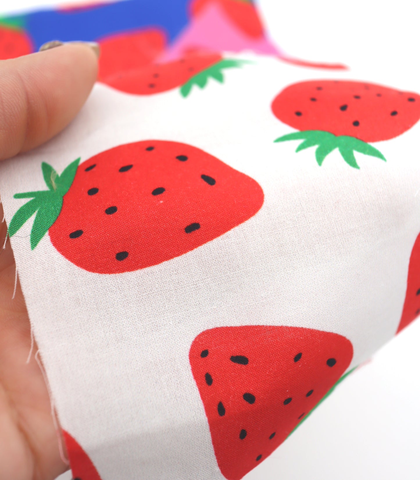 【25SS-242】イチゴプリント綿ローン　/0.5ｙあたり = ～715円