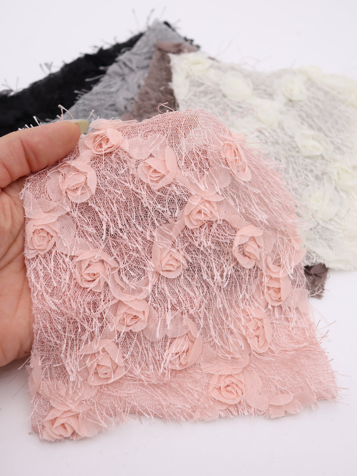 ローズモチーフクロス刺繍＆艶細シャギーニット生地｜【生地幅】約127センチ 【混率】ポリエステル100%｜ドッグウェア・KIDSウエア・トップス・スカート・冬雑貨向け｜26AW-420