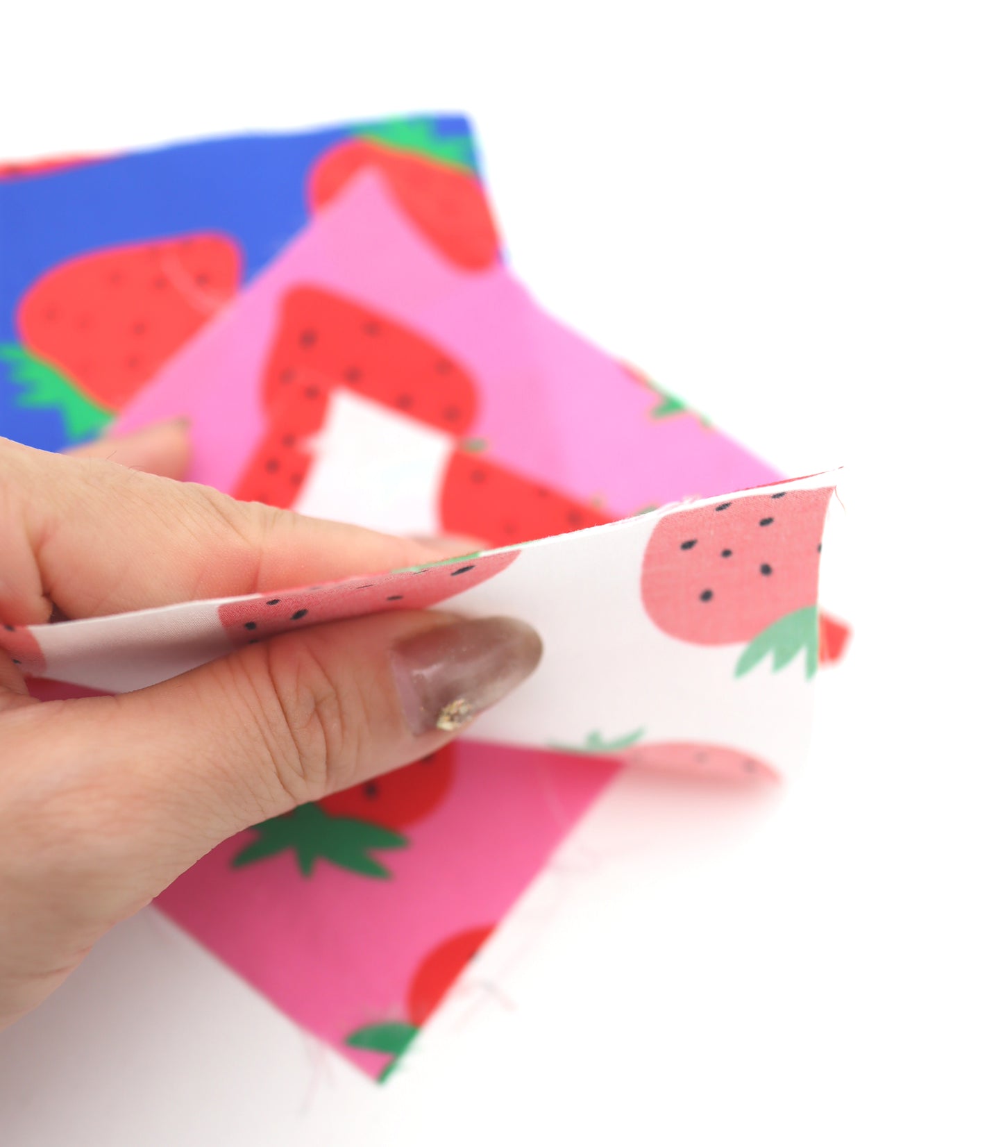 【25SS-242】イチゴプリント綿ローン　/0.5ｙあたり = ～715円