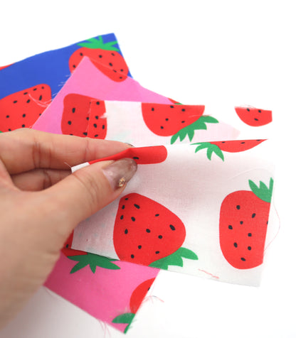 【25SS-242】イチゴプリント綿ローン　/0.5ｙあたり = ～715円