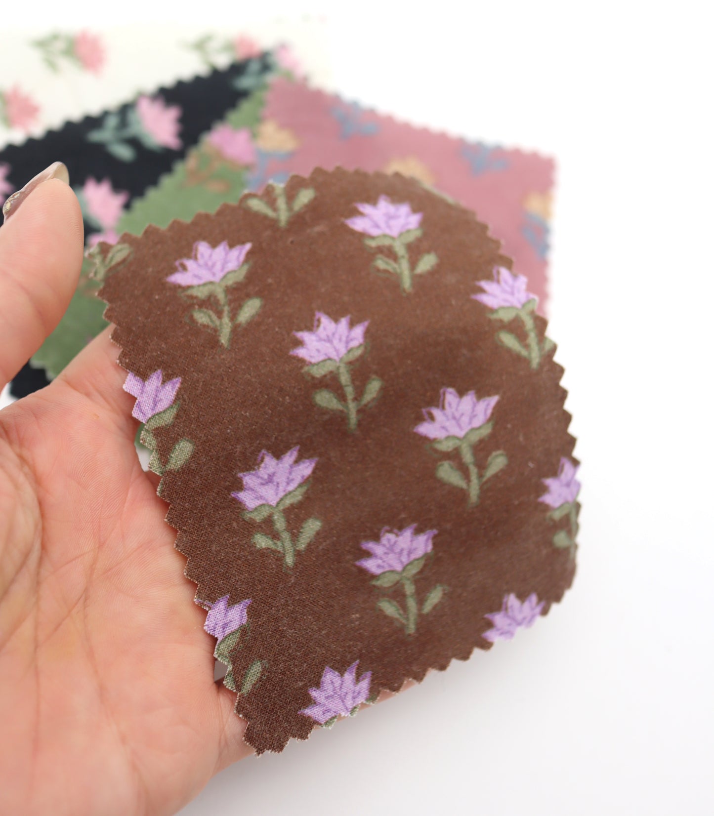 【25SS-239】レトロフラワープリント綿ローン　/0.5ｙあたり = ～920円