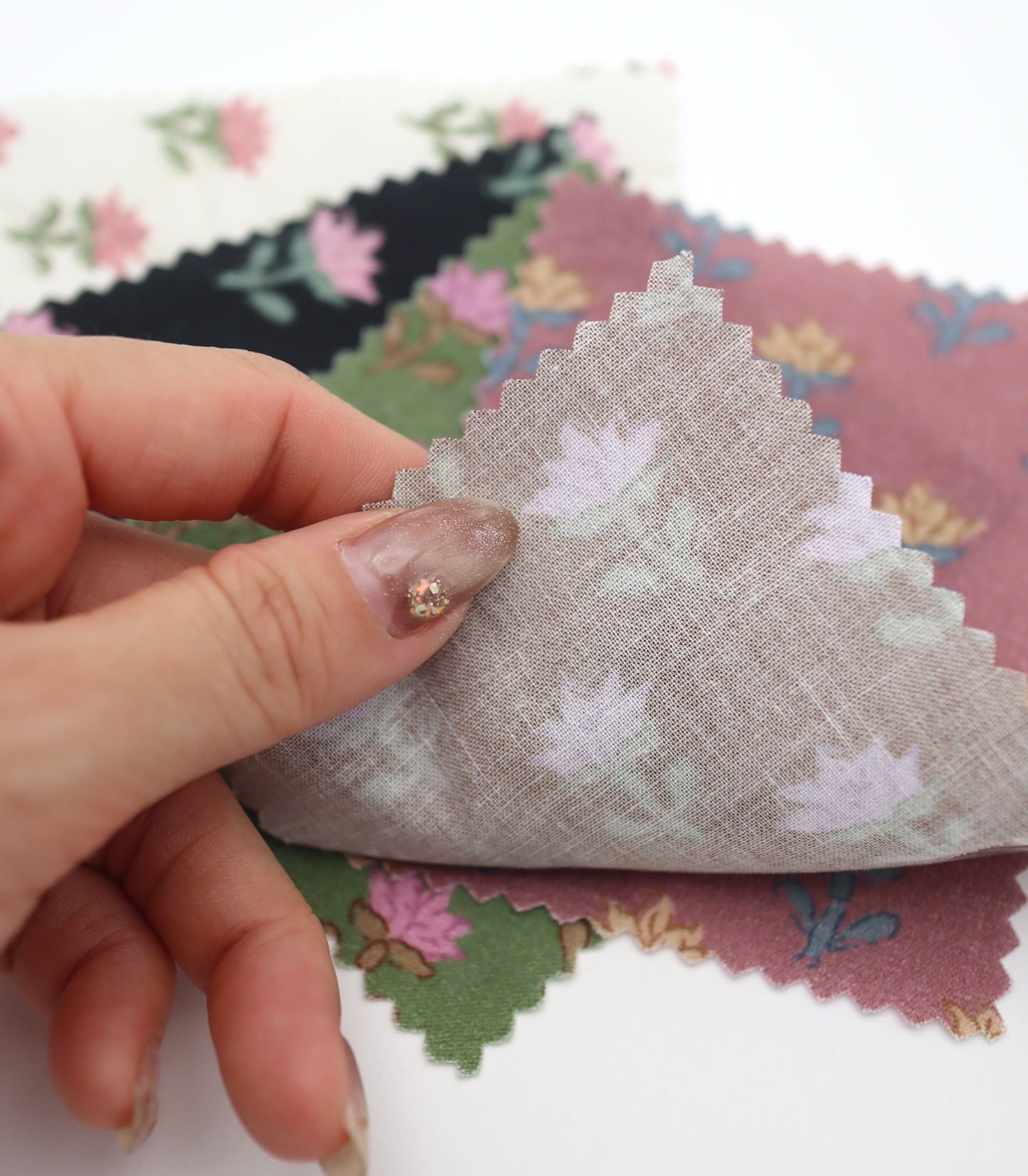 【25SS-239】レトロフラワープリント綿ローン　/0.5ｙあたり = ～920円