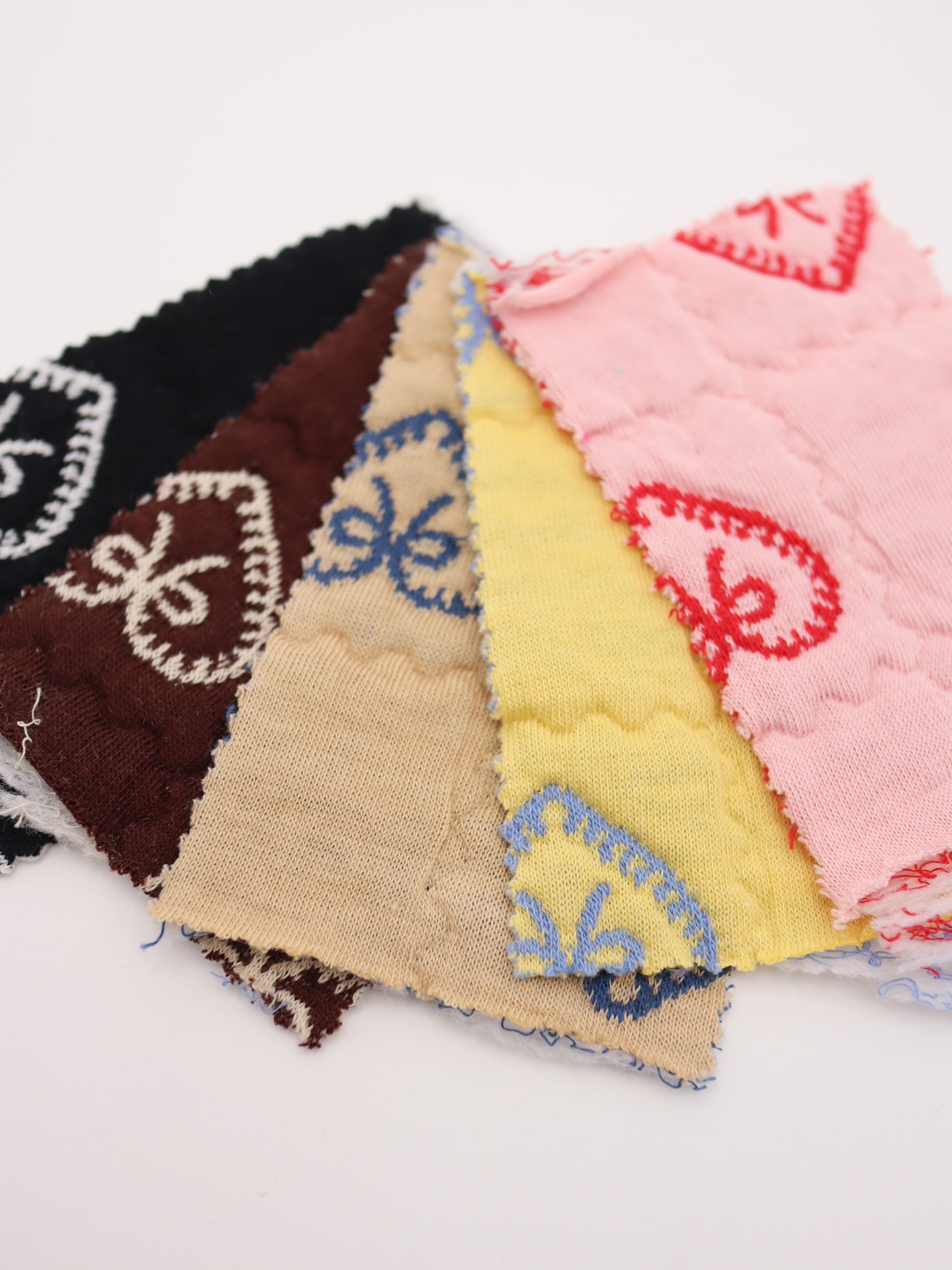 刺繍キルティング生地 ハートリボン柄 拡大