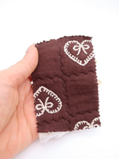 ハートリボン刺繍キルティング生地｜綿混ストレッチ｜ドッグウェア（犬服）・バッグ向け｜26SS-159【生地仕入れ代行卸】
