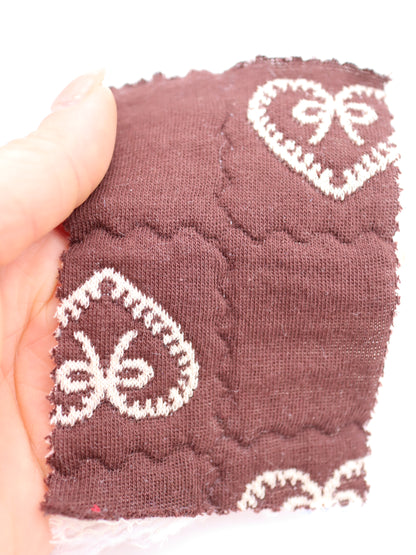 ハートリボン刺繍キルティング生地｜綿混ストレッチ｜ドッグウェア（犬服）・バッグ向け｜26SS-159【生地仕入れ代行卸】