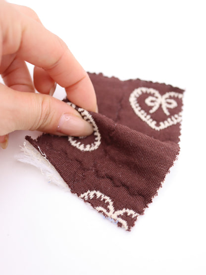 ハートリボン刺繍キルティング生地｜綿混ストレッチ｜ドッグウェア（犬服）・バッグ向け｜26SS-159【生地仕入れ代行卸】