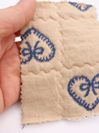 ハートリボン刺繍キルティング生地｜綿混ストレッチ｜ドッグウェア（犬服）・バッグ向け｜26SS-159【生地仕入れ代行卸】