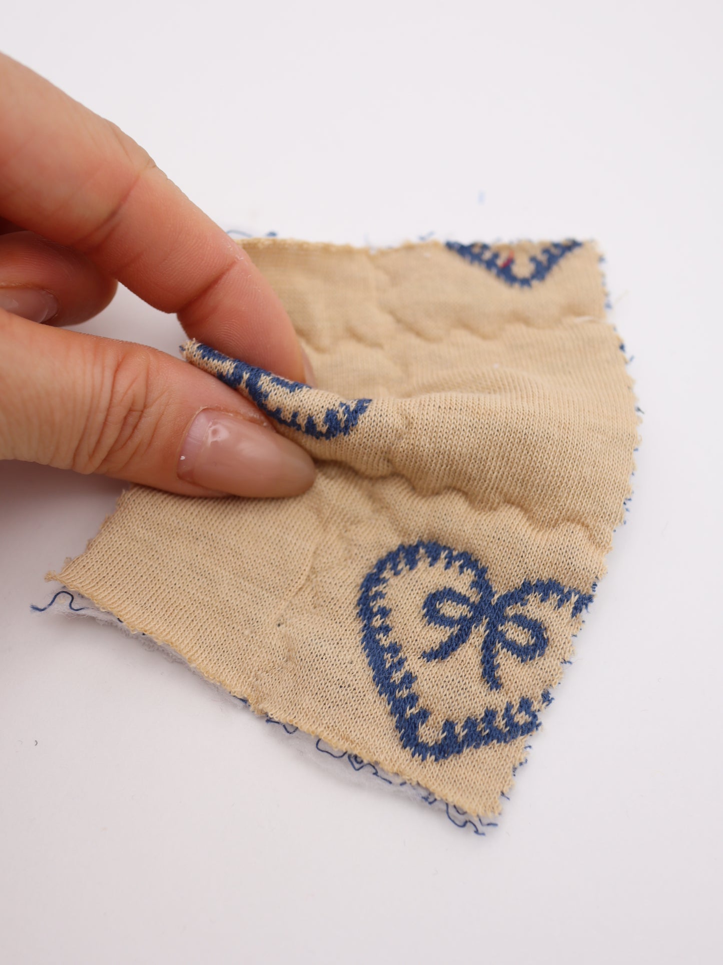 ハートリボン刺繍キルティング生地｜綿混ストレッチ｜ドッグウェア（犬服）・バッグ向け｜26SS-159【生地仕入れ代行卸】