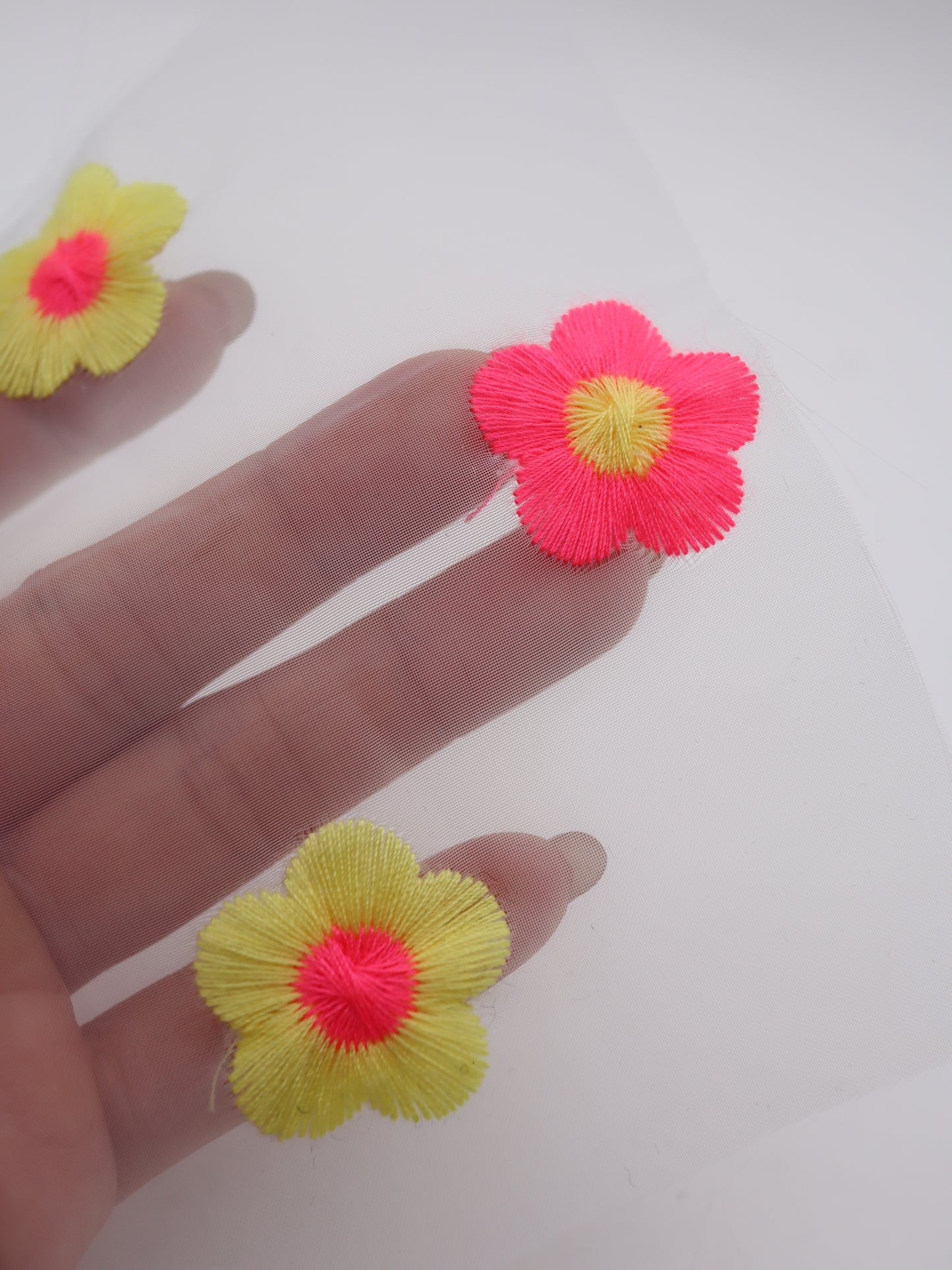 レトロフラワー刺繍オーガンジー｜【生地幅】約127センチ 【混率】ポリエステル100％｜ドッグウエア・KIDSウエア・雑貨・衣装向き｜26AW-284