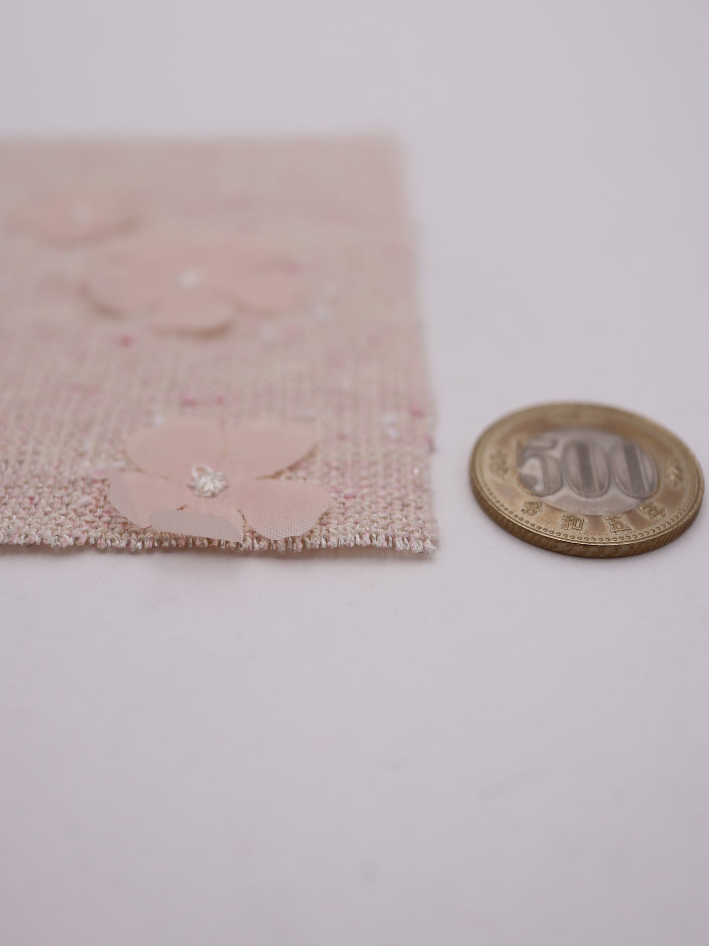 3D立体フラワーモチーフ付き微ラメツイード｜【生地幅】約127センチ 【混率】ポリエステル100％｜ドッグウエア・KIDSウエア・ワンピース・雑貨向き｜26AW-292