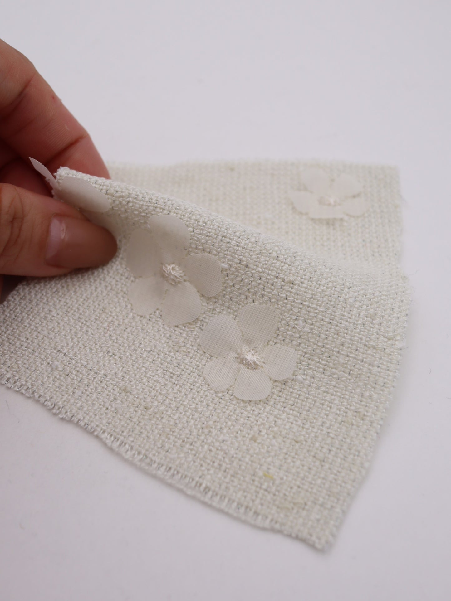 3D立体フラワーモチーフ付き微ラメツイード｜【生地幅】約127センチ 【混率】ポリエステル100％｜ドッグウエア・KIDSウエア・ワンピース・雑貨向き｜26AW-292