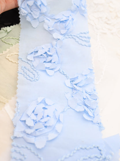 【25AW-019】スカラップ付き立体フラワー刺繍綿ローン　/0.5ｙあたり=～1190円