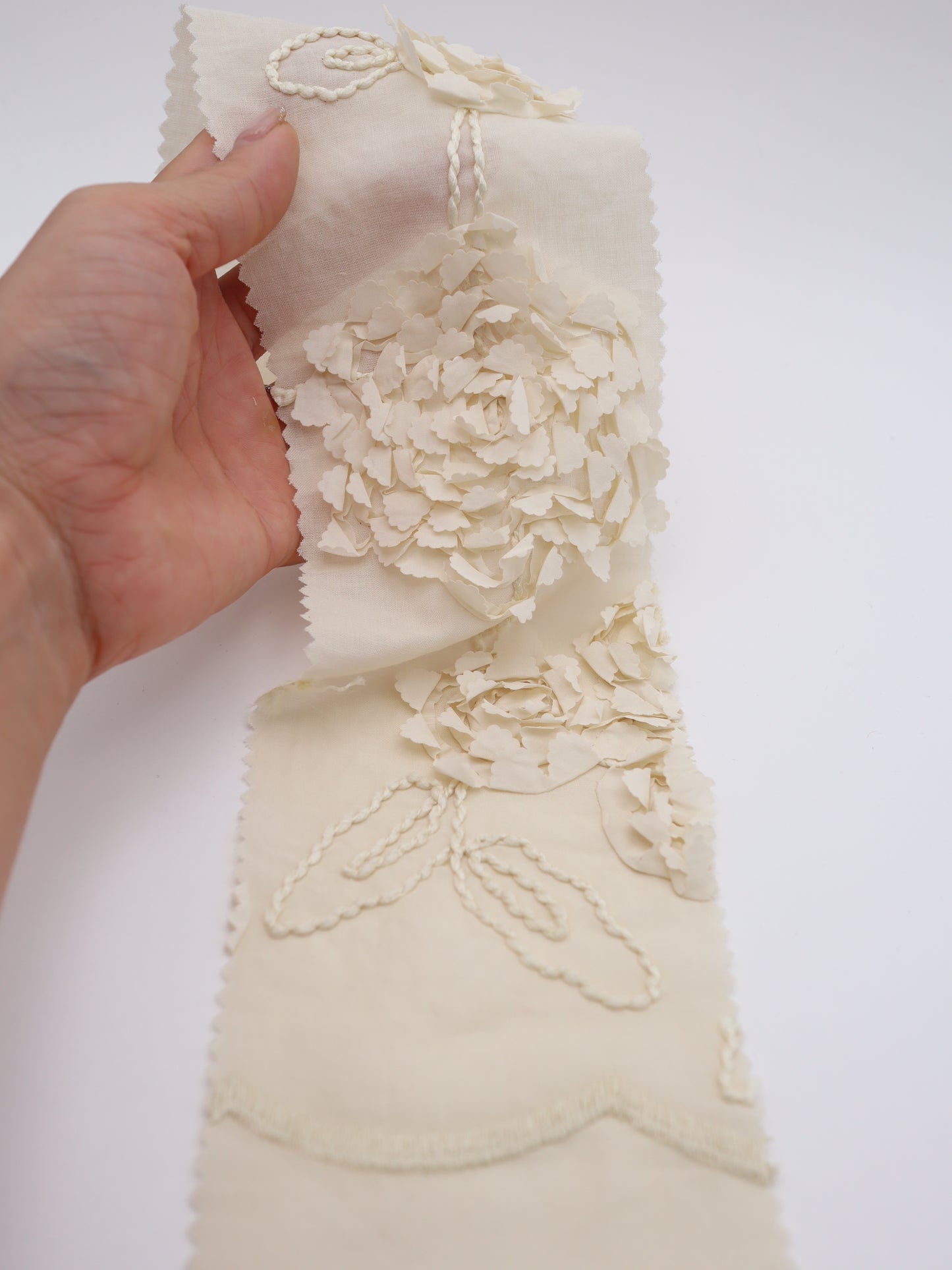 【25AW-019】スカラップ付き立体フラワー刺繍綿ローン　/0.5ｙあたり=～1190円