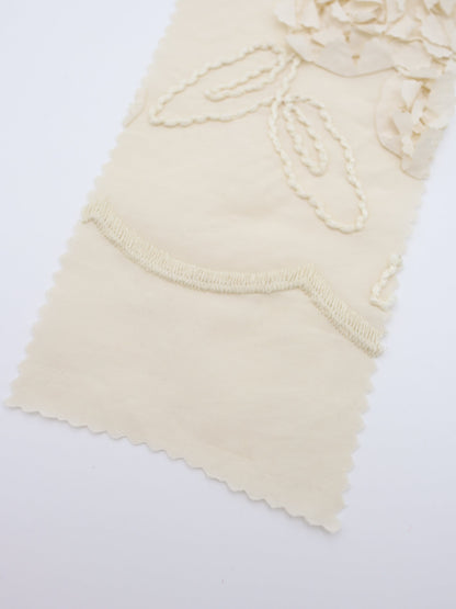 【25AW-019】スカラップ付き立体フラワー刺繍綿ローン　/0.5ｙあたり=～1190円
