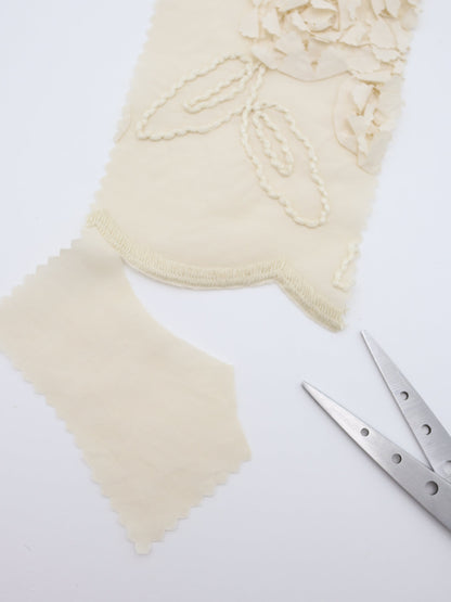 【25AW-019】スカラップ付き立体フラワー刺繍綿ローン　/0.5ｙあたり=～1190円