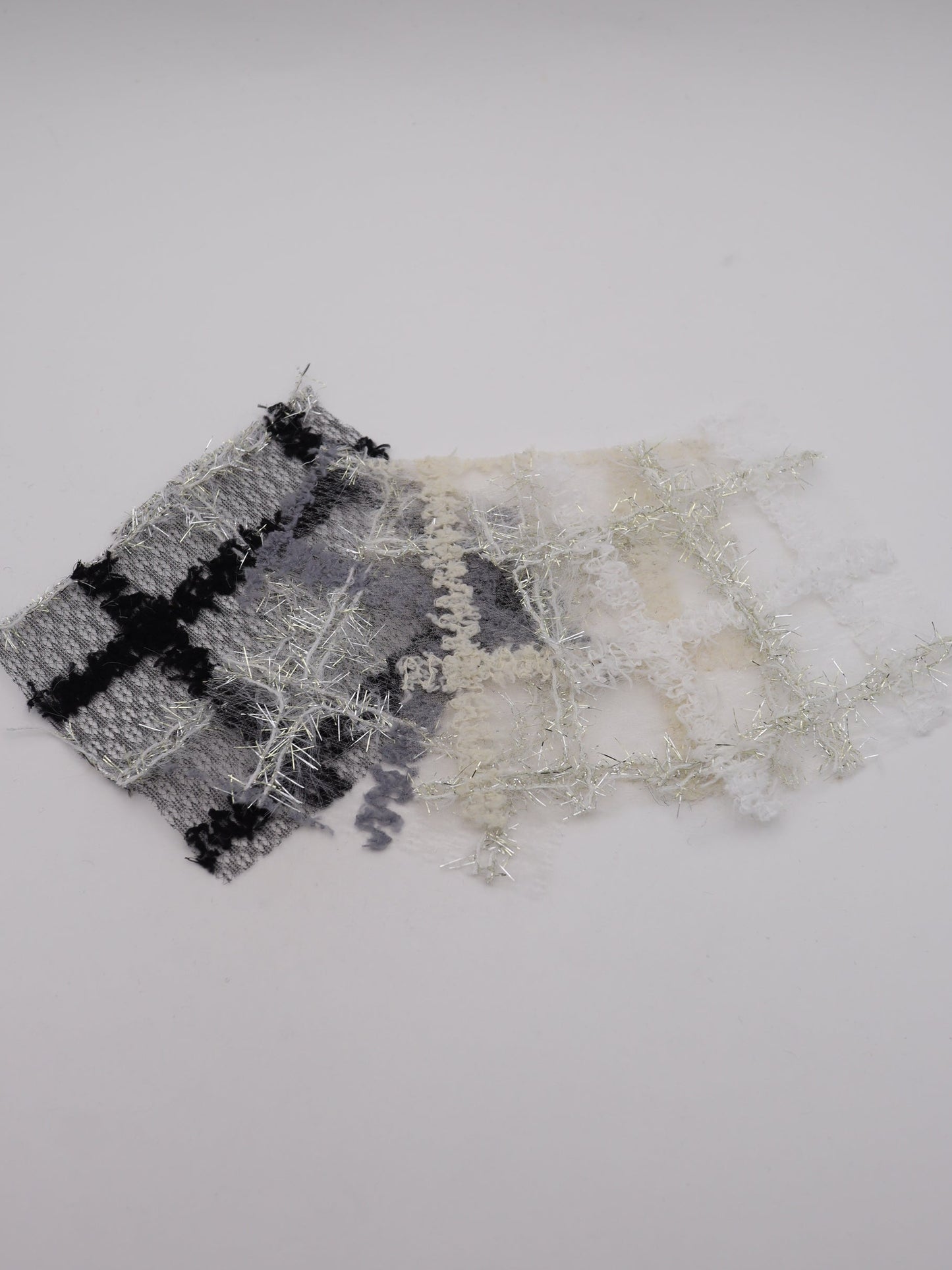 ふわふわキラキラフリンジチェック柄刺繍オーガンジー｜【生地幅】約121センチ 【混率】ポリエステル100%｜ドッグウエア・KIDSウエア・衣装・ドレス・雑貨向き｜26AW-303
