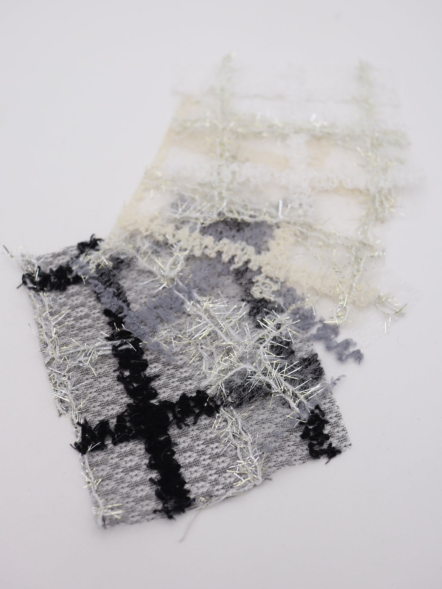 ふわふわキラキラフリンジチェック柄刺繍オーガンジー｜【生地幅】約121センチ 【混率】ポリエステル100%｜ドッグウエア・KIDSウエア・衣装・ドレス・雑貨向き｜26AW-303