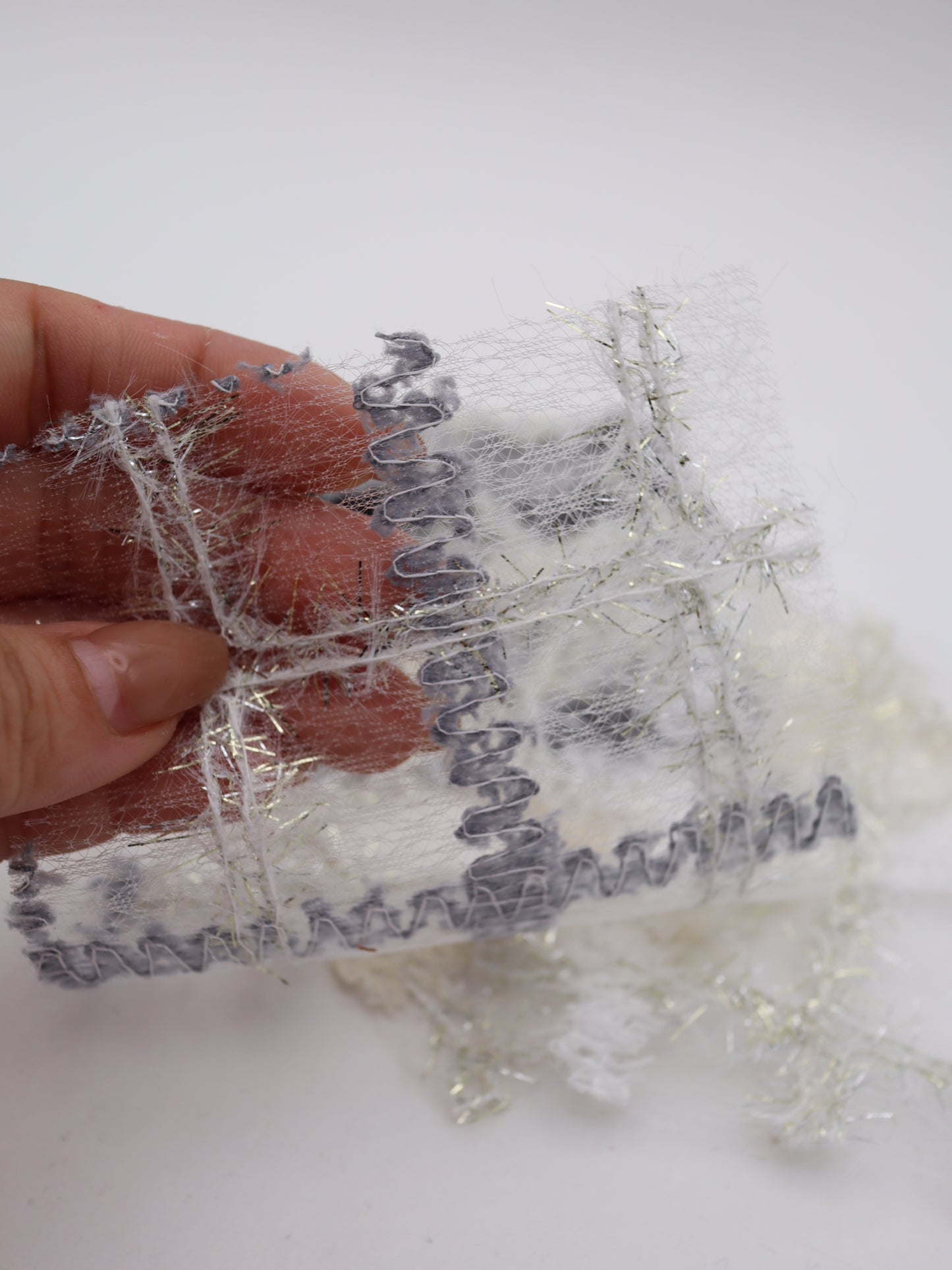 ふわふわキラキラフリンジチェック柄刺繍オーガンジー｜【生地幅】約121センチ 【混率】ポリエステル100%｜ドッグウエア・KIDSウエア・衣装・ドレス・雑貨向き｜26AW-303