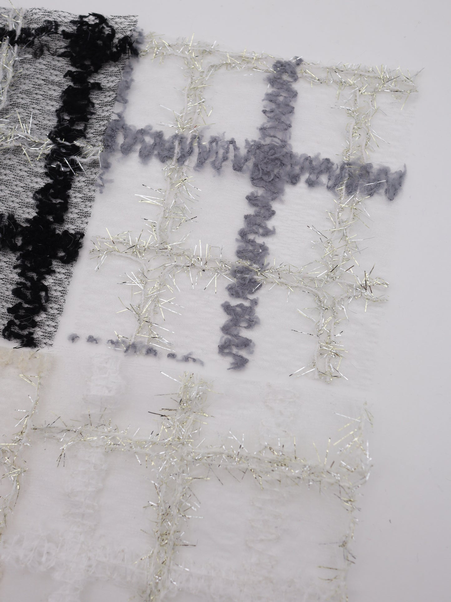 ふわふわキラキラフリンジチェック柄刺繍オーガンジー｜【生地幅】約121センチ 【混率】ポリエステル100%｜ドッグウエア・KIDSウエア・衣装・ドレス・雑貨向き｜26AW-303