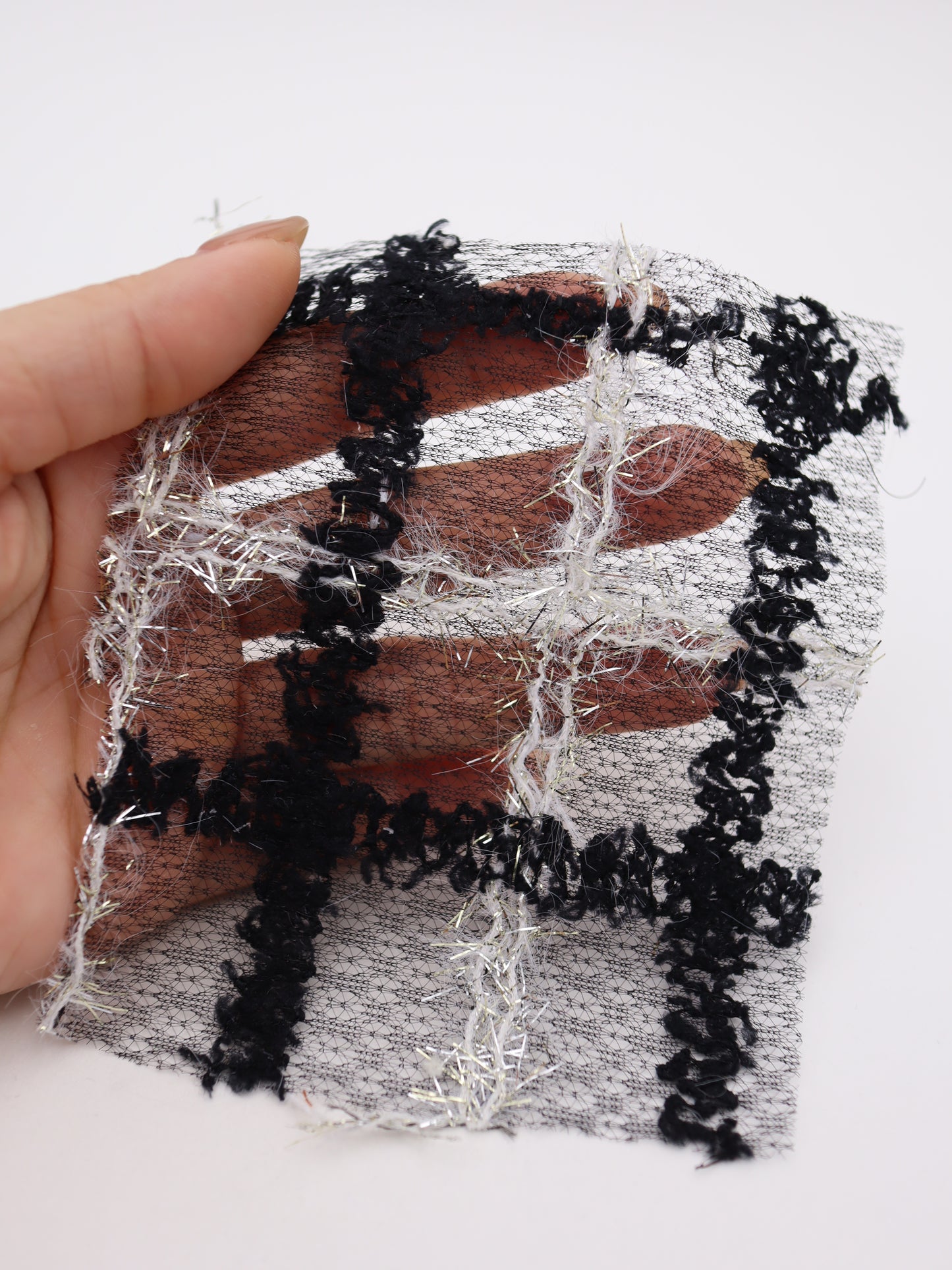 ふわふわキラキラフリンジチェック柄刺繍オーガンジー｜【生地幅】約121センチ 【混率】ポリエステル100%｜ドッグウエア・KIDSウエア・衣装・ドレス・雑貨向き｜26AW-303