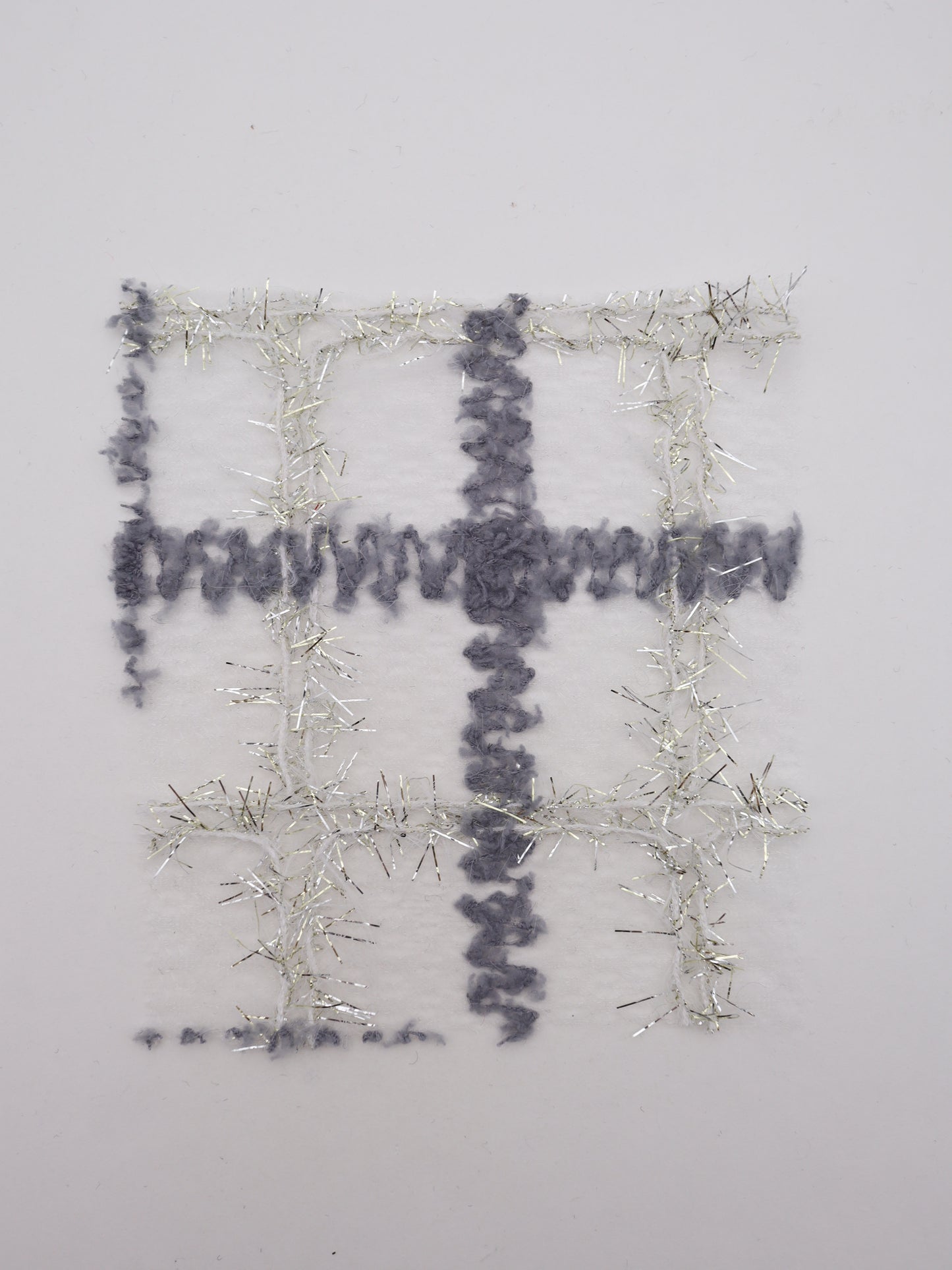 ふわふわキラキラフリンジチェック柄刺繍オーガンジー｜【生地幅】約121センチ 【混率】ポリエステル100%｜ドッグウエア・KIDSウエア・衣装・ドレス・雑貨向き｜26AW-303