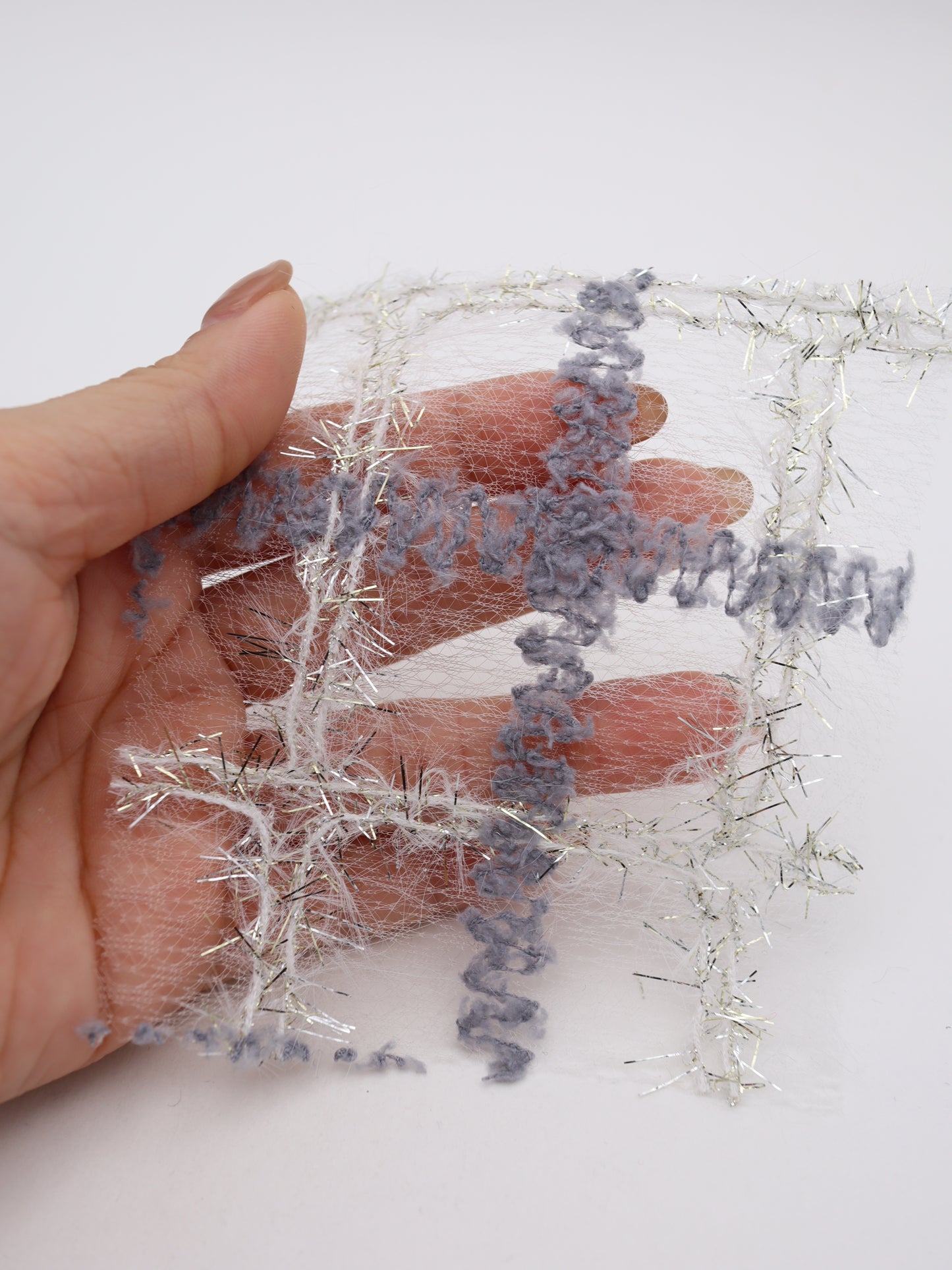 ふわふわキラキラフリンジチェック柄刺繍オーガンジー｜【生地幅】約121センチ 【混率】ポリエステル100%｜ドッグウエア・KIDSウエア・衣装・ドレス・雑貨向き｜26AW-303