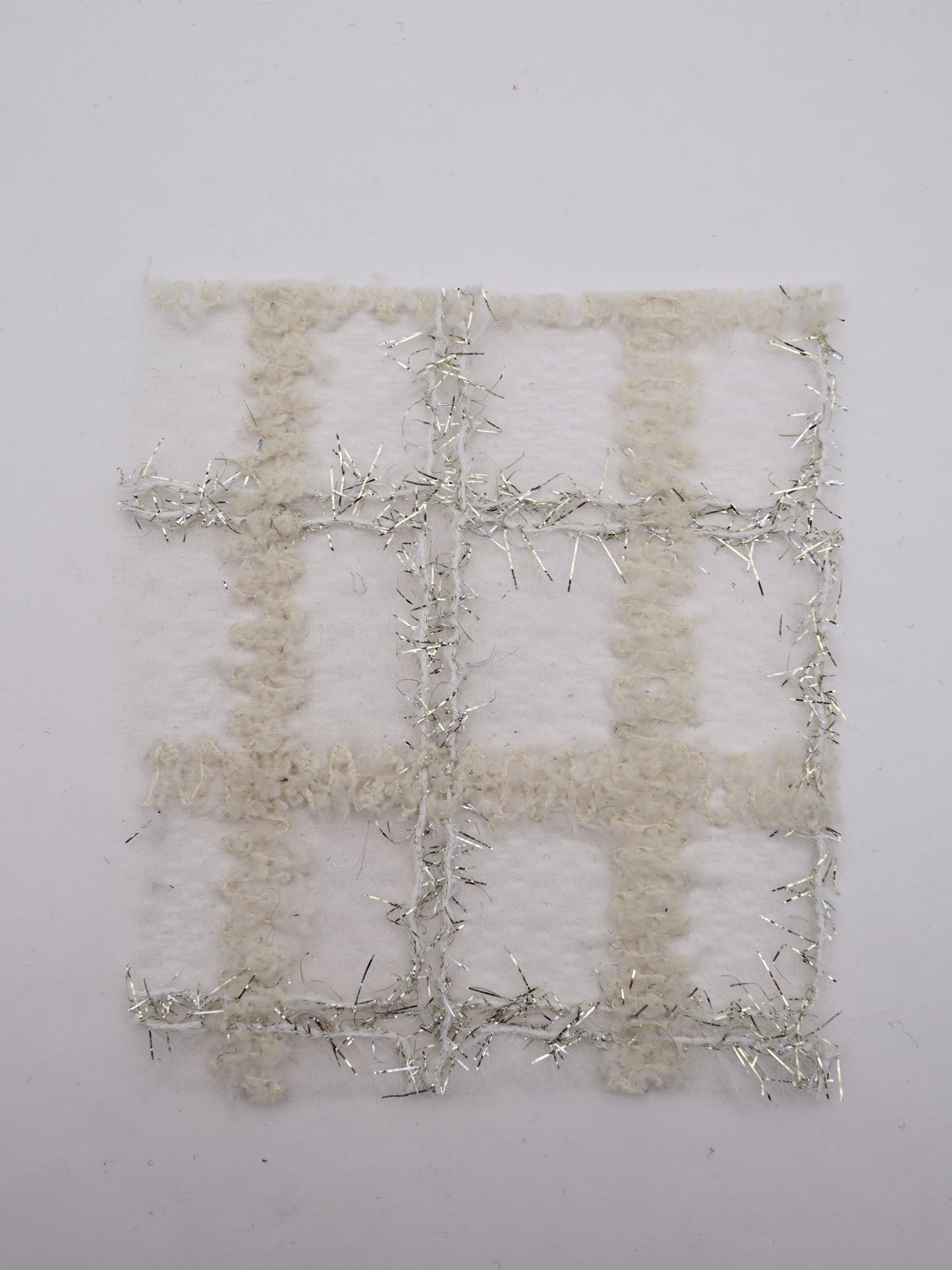 ふわふわキラキラフリンジチェック柄刺繍オーガンジー｜【生地幅】約121センチ 【混率】ポリエステル100%｜ドッグウエア・KIDSウエア・衣装・ドレス・雑貨向き｜26AW-303