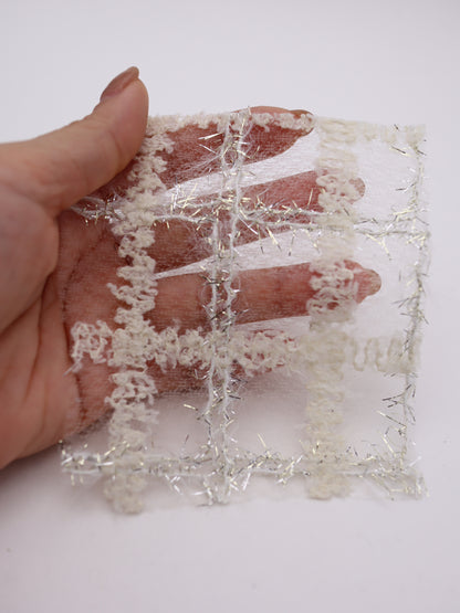 ふわふわキラキラフリンジチェック柄刺繍オーガンジー｜【生地幅】約121センチ 【混率】ポリエステル100%｜ドッグウエア・KIDSウエア・衣装・ドレス・雑貨向き｜26AW-303