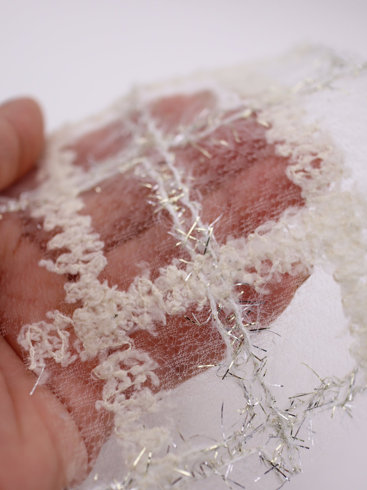 ふわふわキラキラフリンジチェック柄刺繍オーガンジー｜【生地幅】約121センチ 【混率】ポリエステル100%｜ドッグウエア・KIDSウエア・衣装・ドレス・雑貨向き｜26AW-303