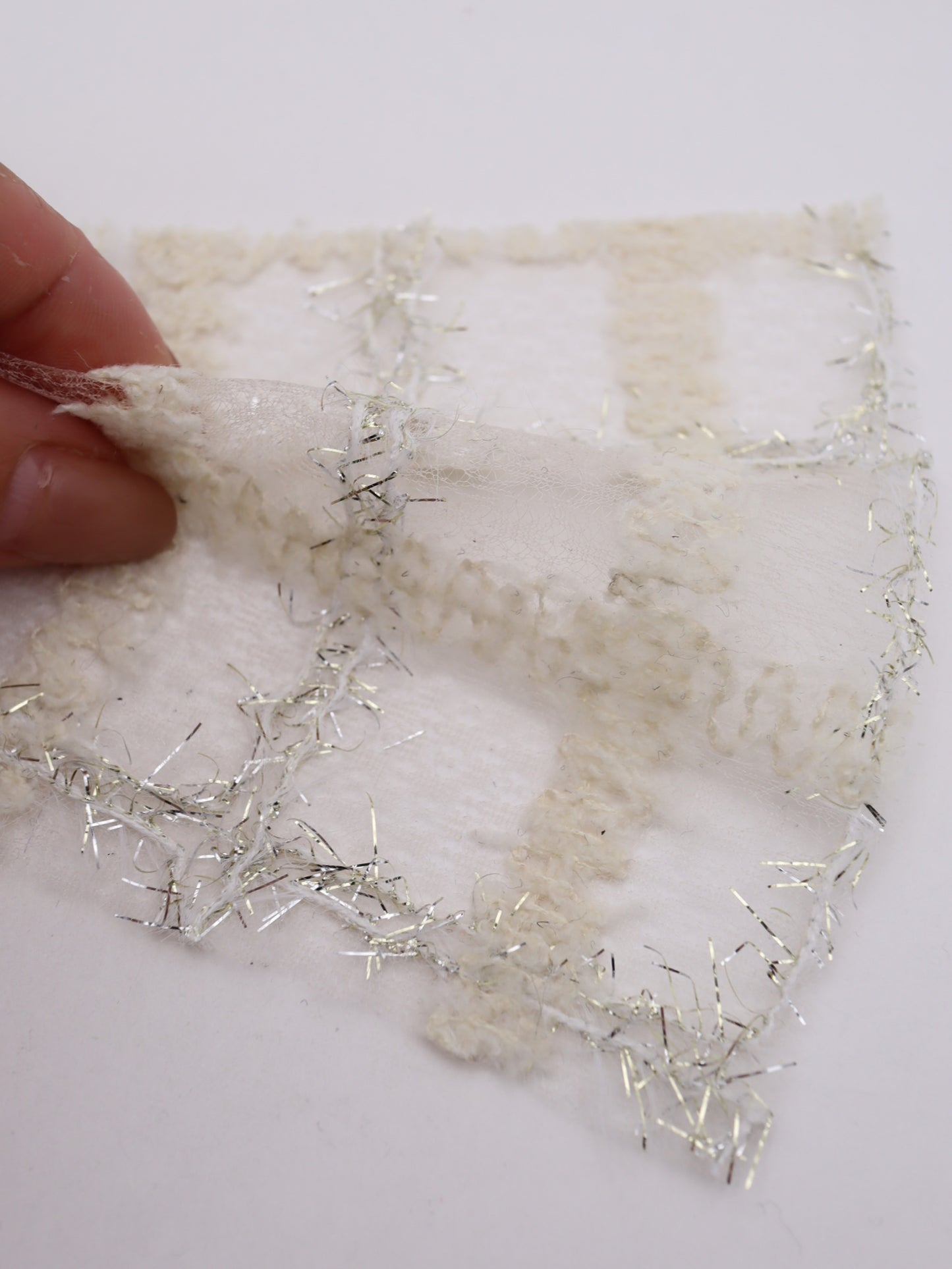 ふわふわキラキラフリンジチェック柄刺繍オーガンジー｜【生地幅】約121センチ 【混率】ポリエステル100%｜ドッグウエア・KIDSウエア・衣装・ドレス・雑貨向き｜26AW-303