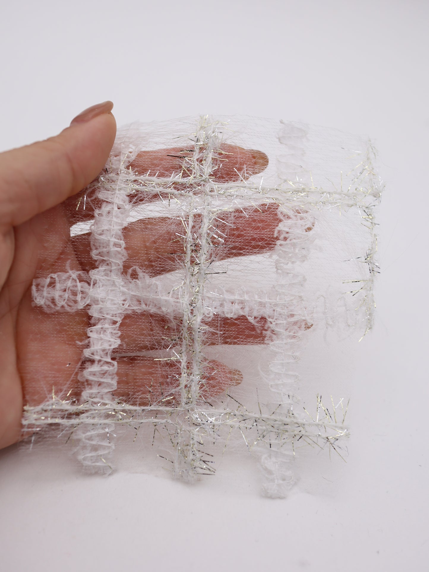 ふわふわキラキラフリンジチェック柄刺繍オーガンジー｜【生地幅】約121センチ 【混率】ポリエステル100%｜ドッグウエア・KIDSウエア・衣装・ドレス・雑貨向き｜26AW-303