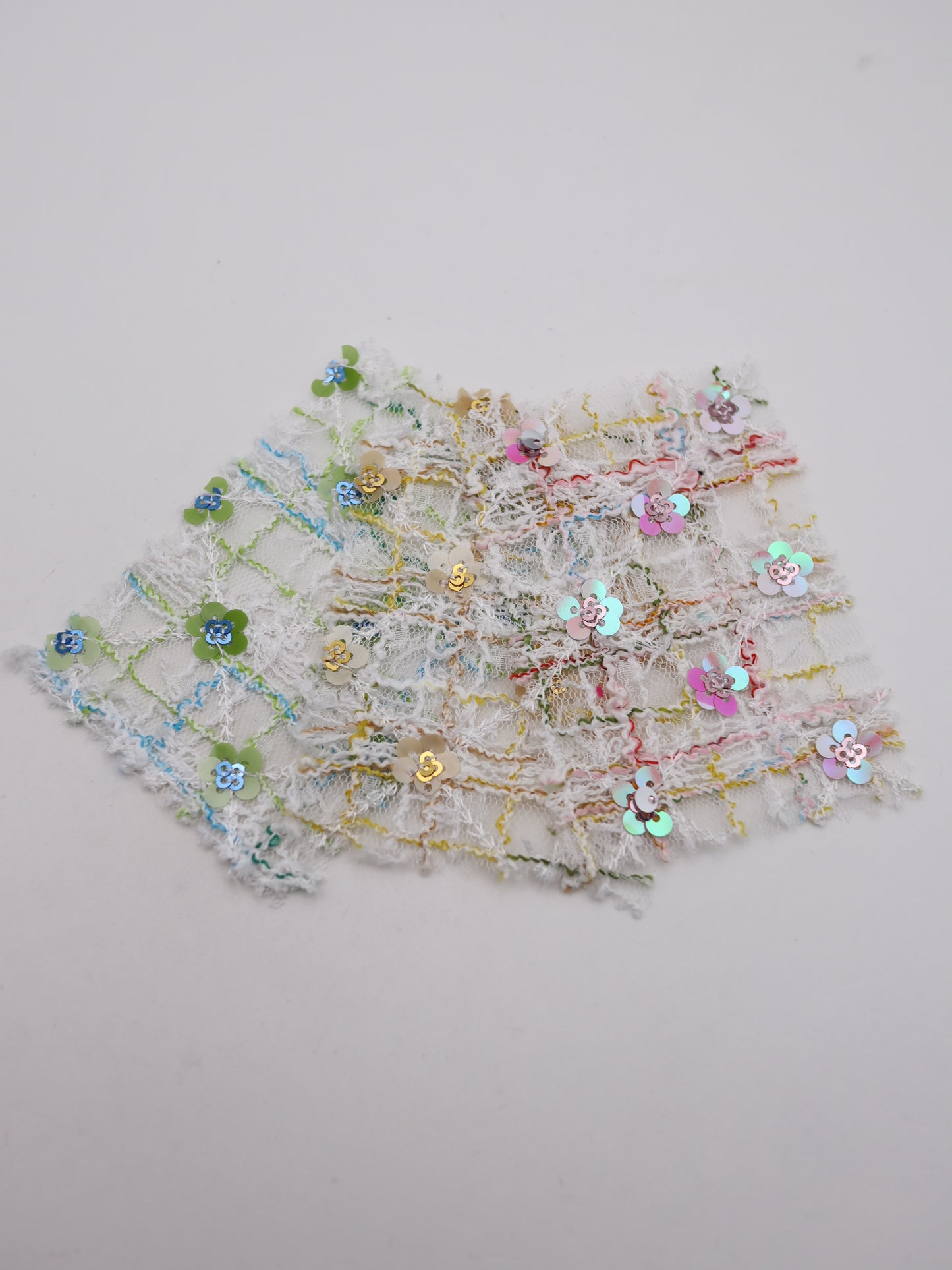 お花スパンコール＆スラブチェック刺繍チュール｜【生地幅】約144センチ 【混率】ポリエステル100%｜ドレス・衣装・雑貨向き｜26AW-300