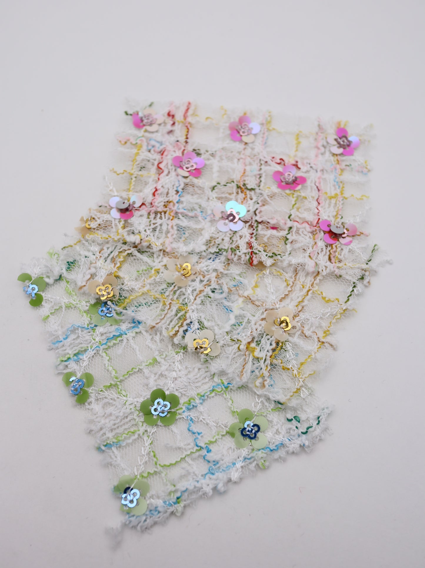 お花スパンコール＆スラブチェック刺繍チュール｜【生地幅】約144センチ 【混率】ポリエステル100%｜ドレス・衣装・雑貨向き｜26AW-300
