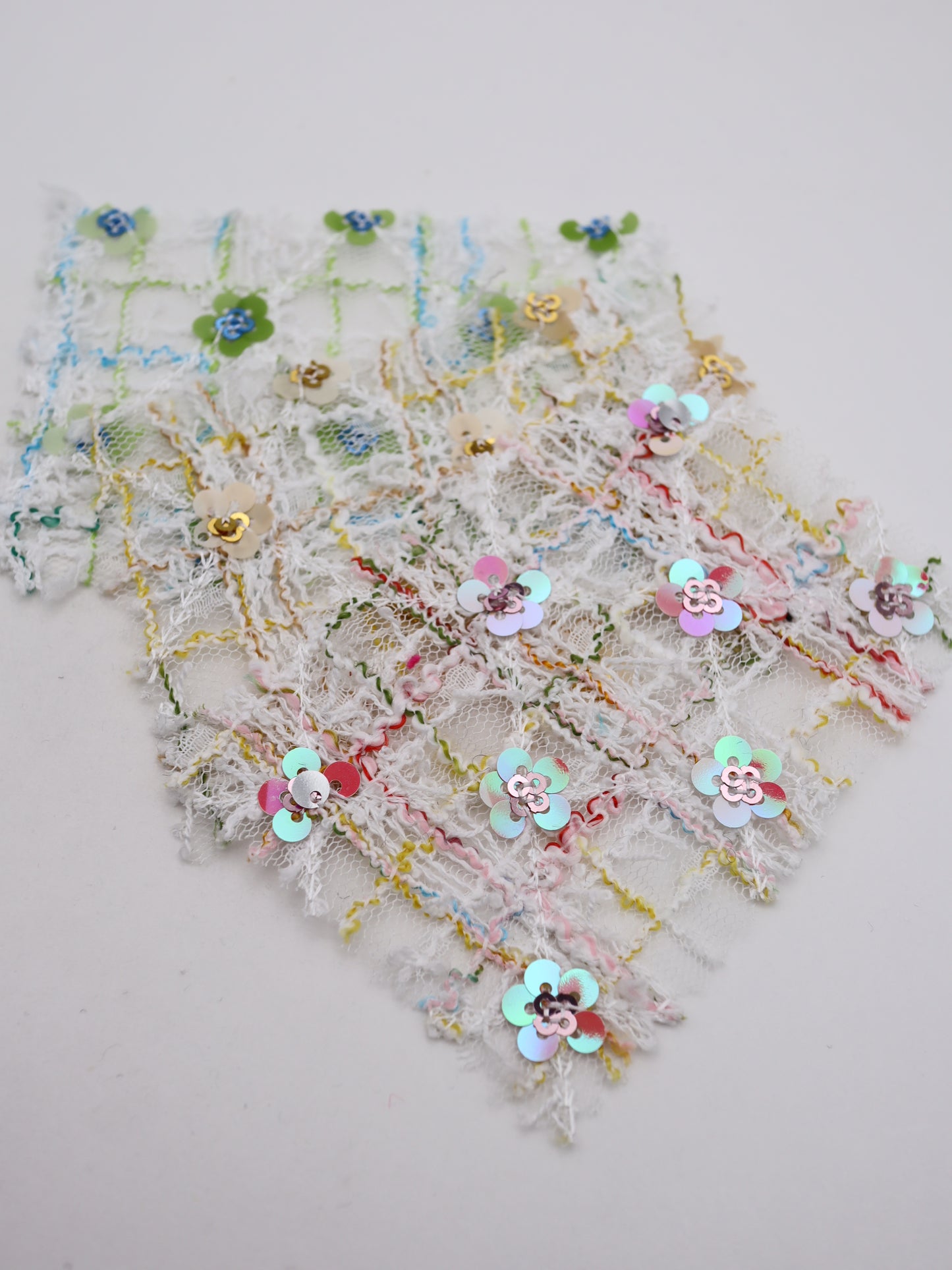 お花スパンコール＆スラブチェック刺繍チュール｜【生地幅】約144センチ 【混率】ポリエステル100%｜ドレス・衣装・雑貨向き｜26AW-300