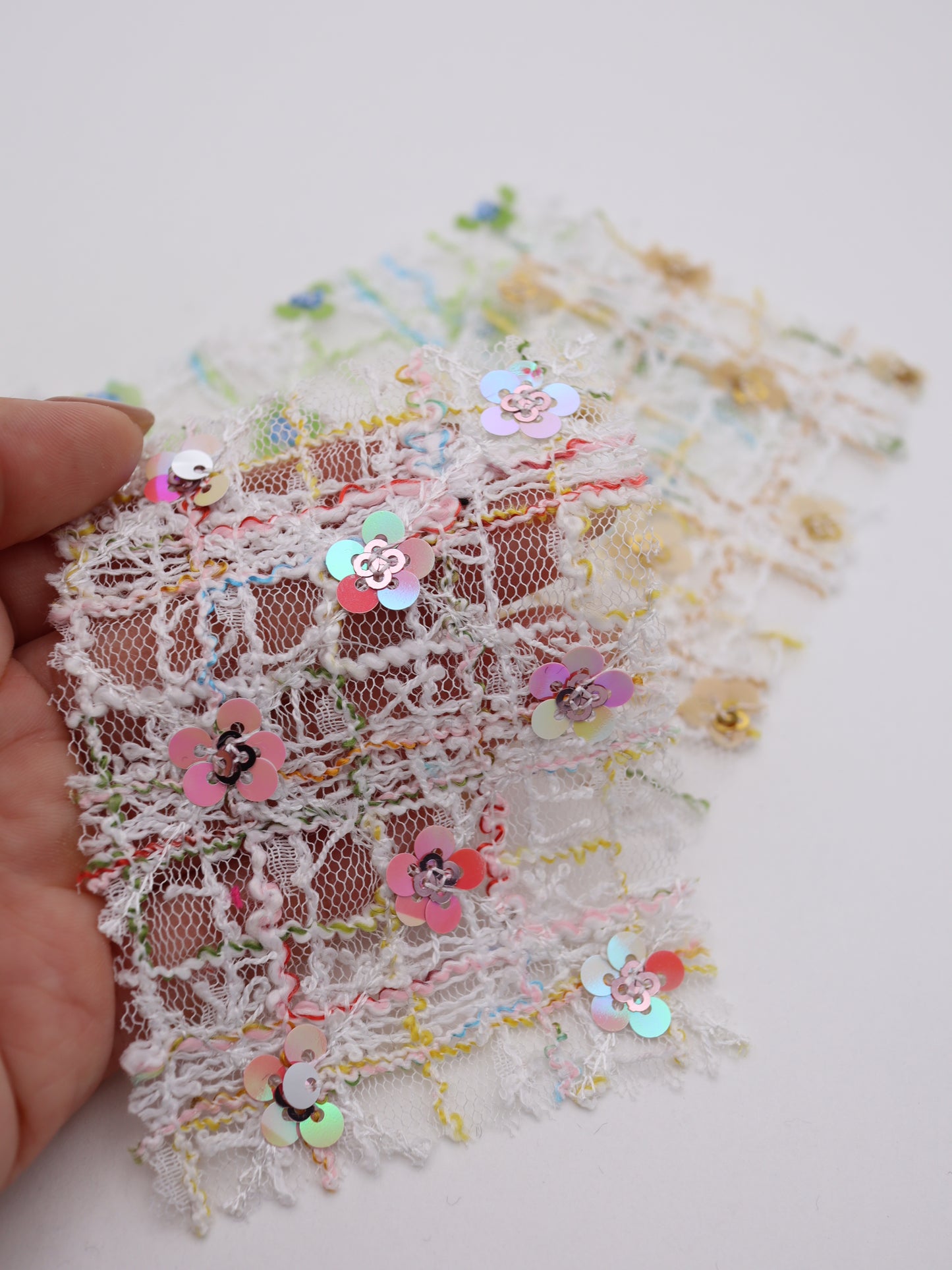 お花スパンコール＆スラブチェック刺繍チュール｜【生地幅】約144センチ 【混率】ポリエステル100%｜ドレス・衣装・雑貨向き｜26AW-300