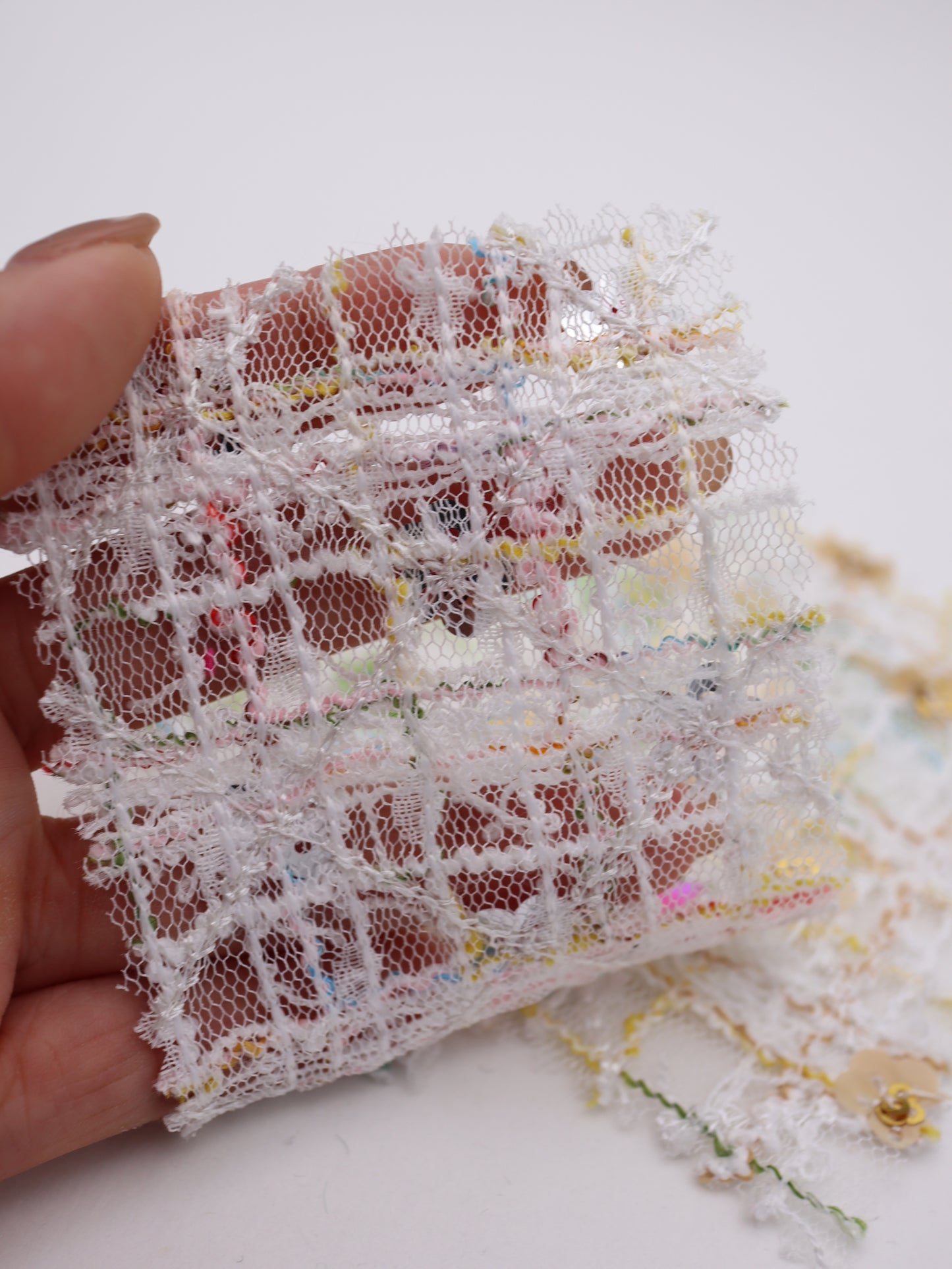 お花スパンコール＆スラブチェック刺繍チュール｜【生地幅】約144センチ 【混率】ポリエステル100%｜ドレス・衣装・雑貨向き｜26AW-300