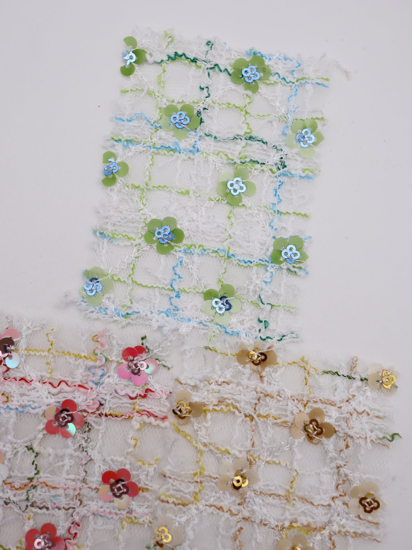 お花スパンコール＆スラブチェック刺繍チュール｜【生地幅】約144センチ 【混率】ポリエステル100%｜ドレス・衣装・雑貨向き｜26AW-300