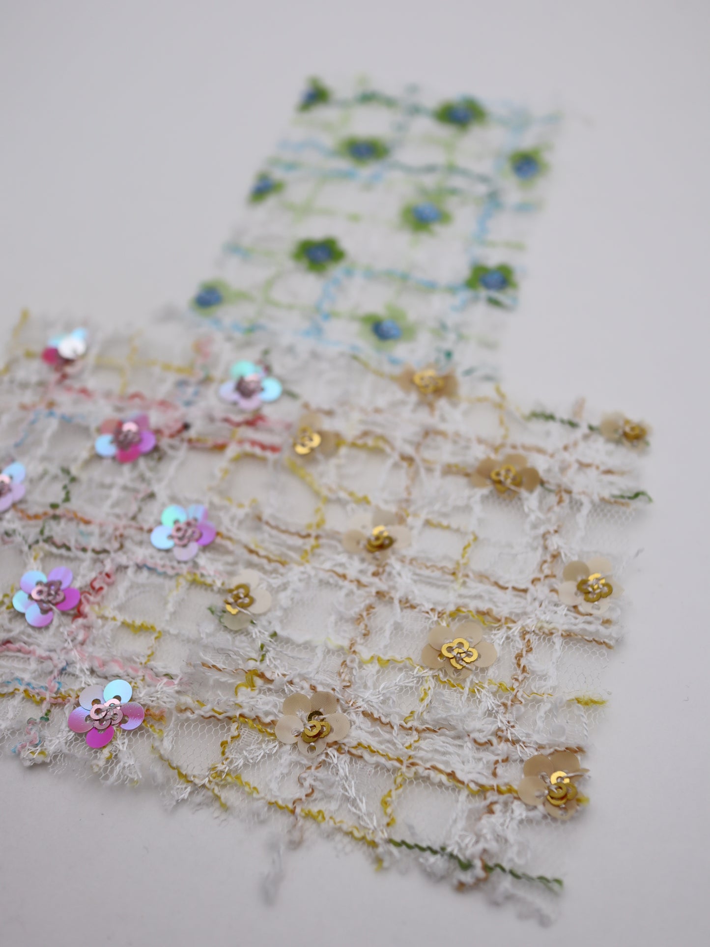 お花スパンコール＆スラブチェック刺繍チュール｜【生地幅】約144センチ 【混率】ポリエステル100%｜ドレス・衣装・雑貨向き｜26AW-300