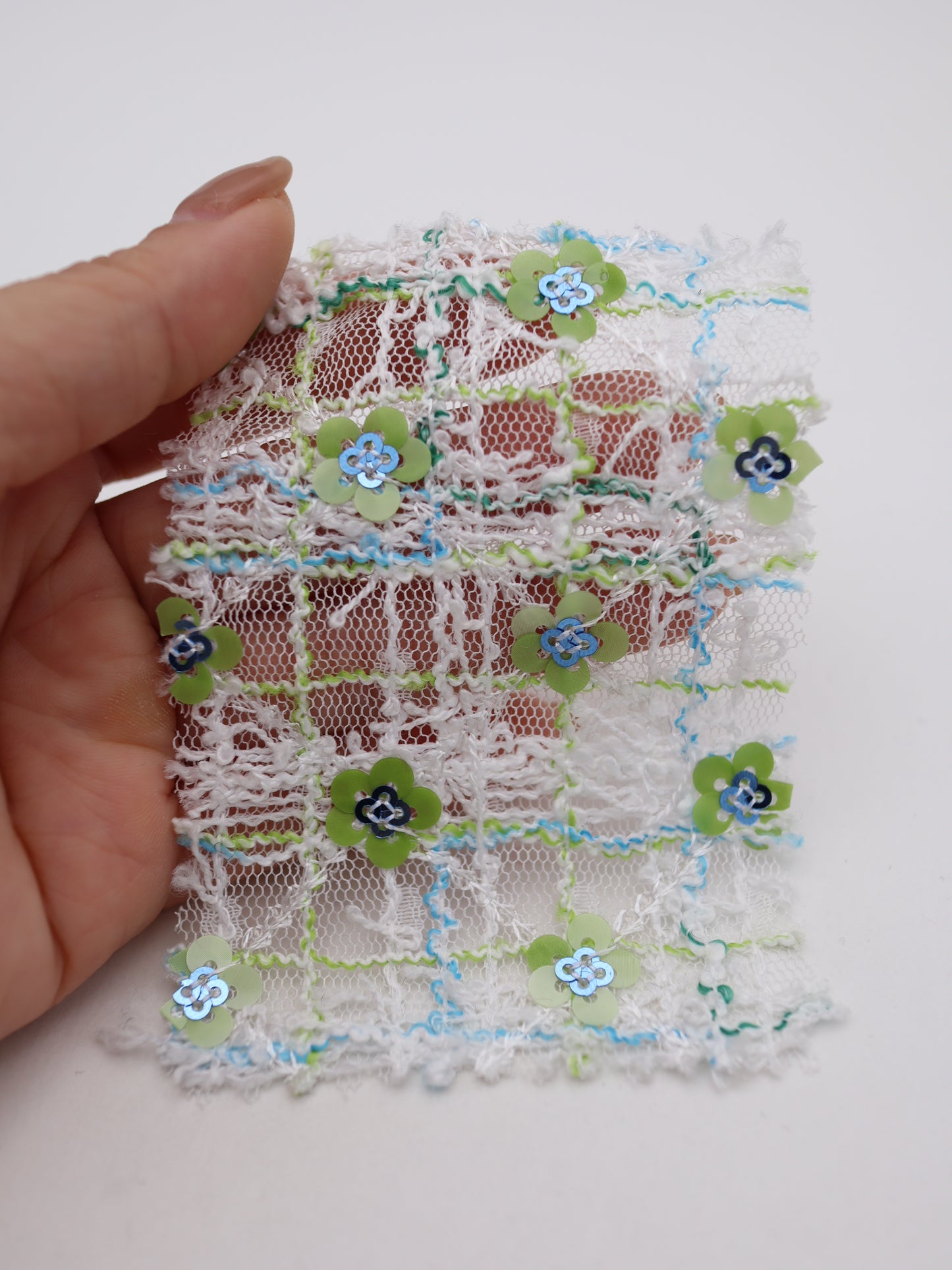 お花スパンコール＆スラブチェック刺繍チュール｜【生地幅】約144センチ 【混率】ポリエステル100%｜ドレス・衣装・雑貨向き｜26AW-300
