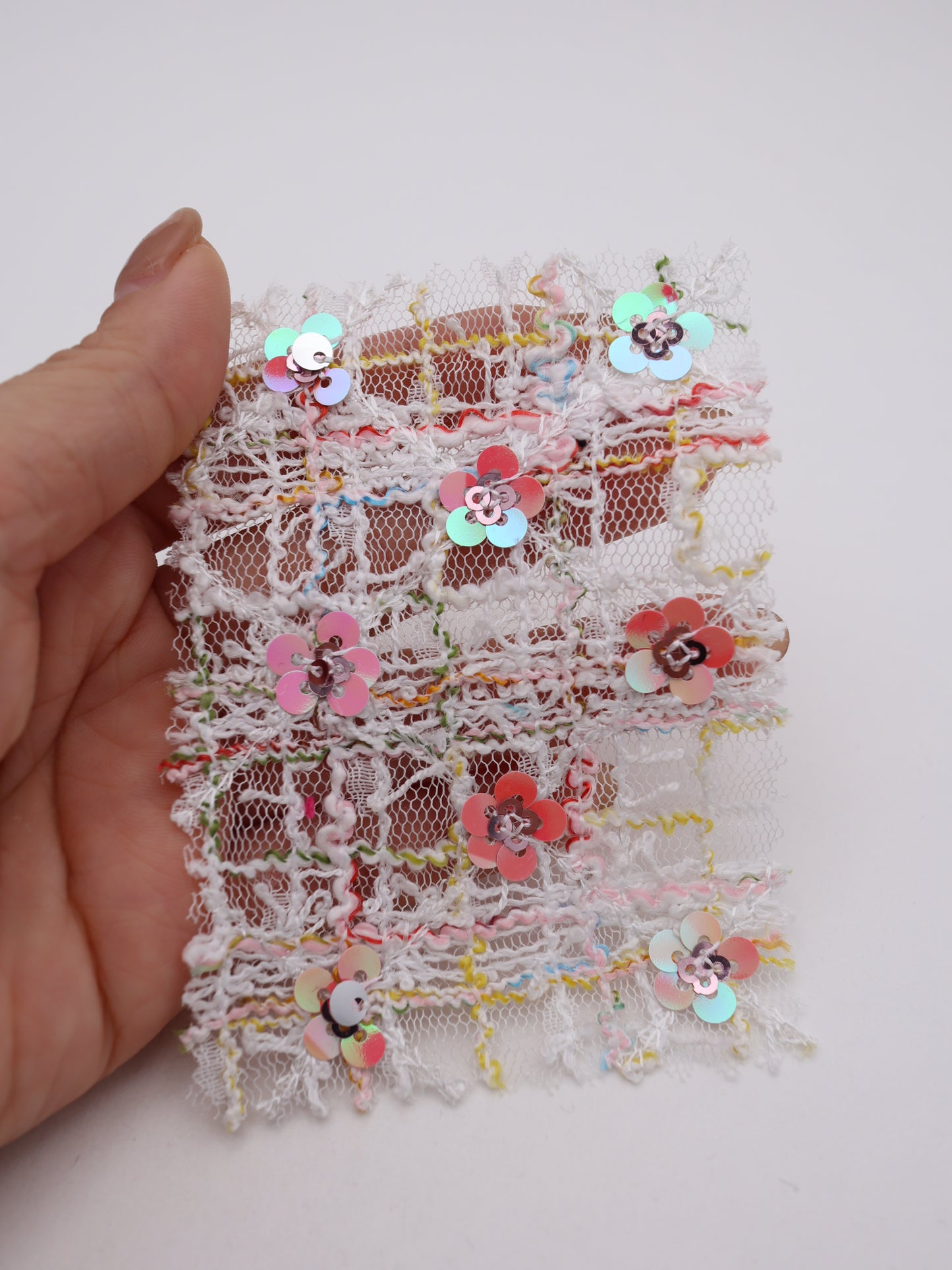 お花スパンコール＆スラブチェック刺繍チュール｜【生地幅】約144センチ 【混率】ポリエステル100%｜ドレス・衣装・雑貨向き｜26AW-300