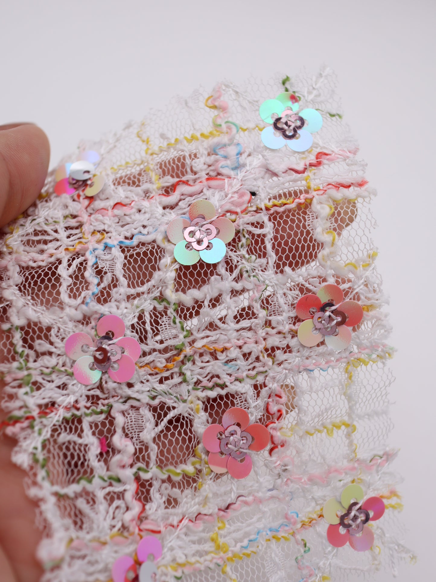 お花スパンコール＆スラブチェック刺繍チュール｜【生地幅】約144センチ 【混率】ポリエステル100%｜ドレス・衣装・雑貨向き｜26AW-300